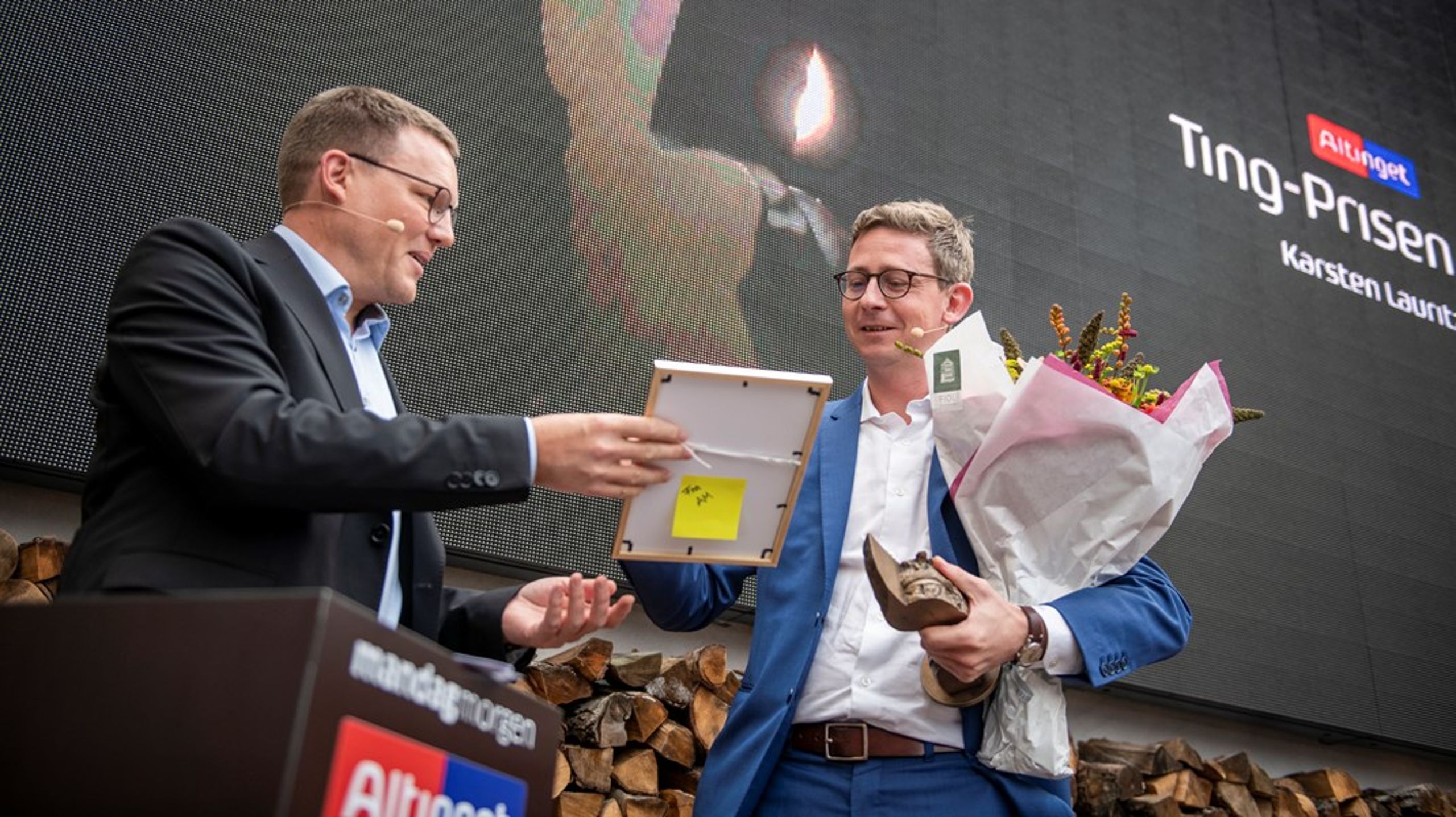 Chefredaktør Jakob Nielsen overrækker Ting-prisen til Venstres gruppeformand Karsten Lauritzen