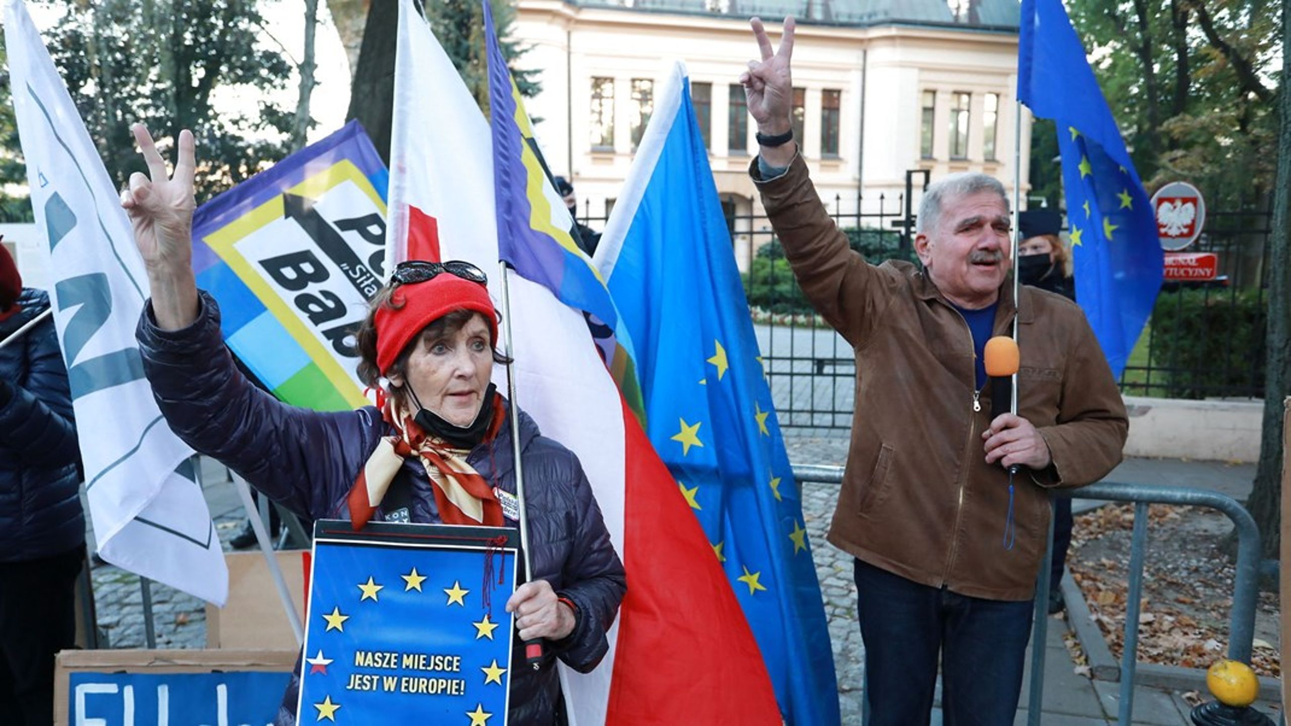 Der var protester uden for den polske forfatningsdomstol, da den kontroversielle dom blev afsagt.