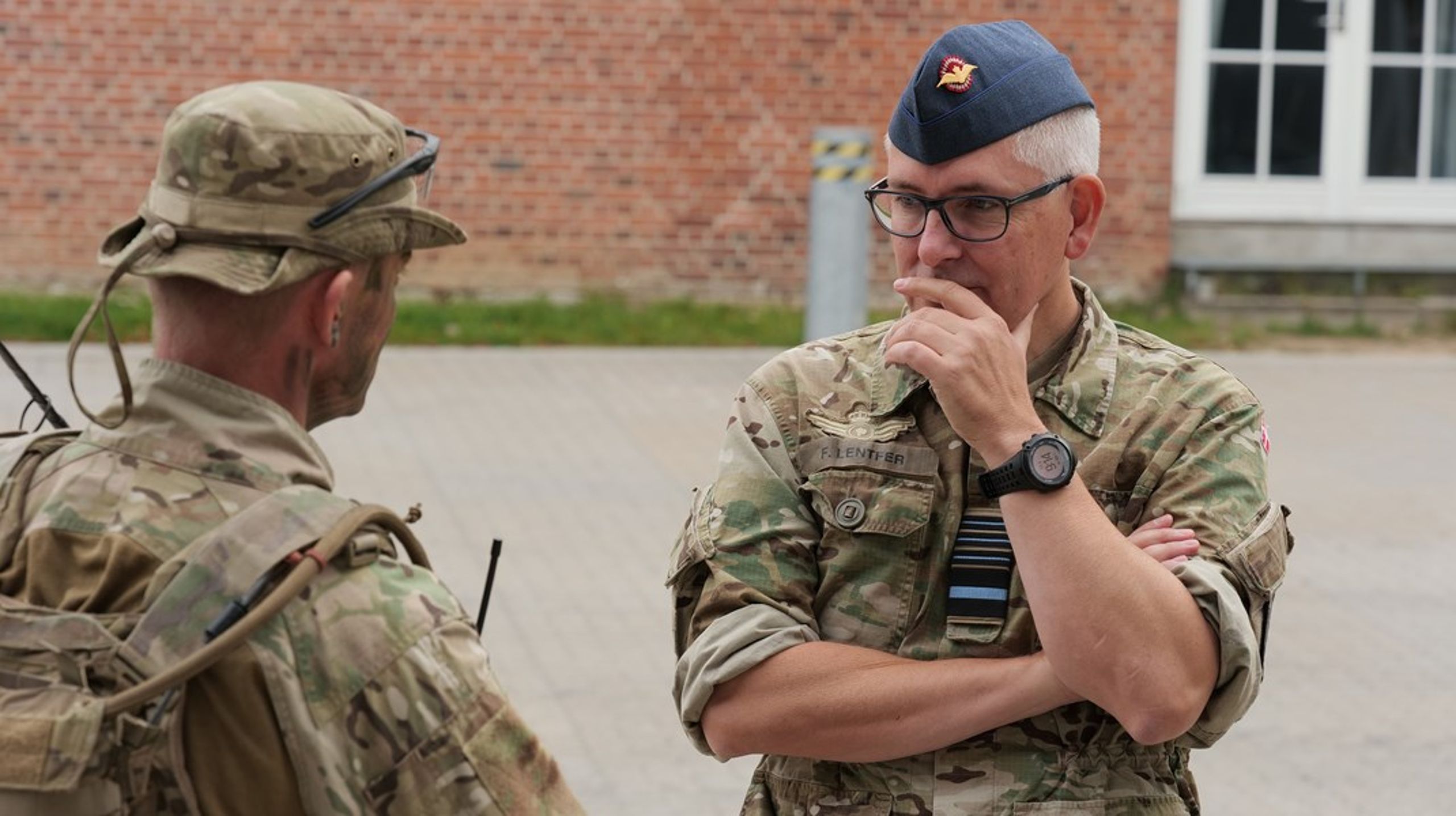 Forsvarschef Flemming Lentfer taler med en soldat under et besøg hos Livgarden i september i år.