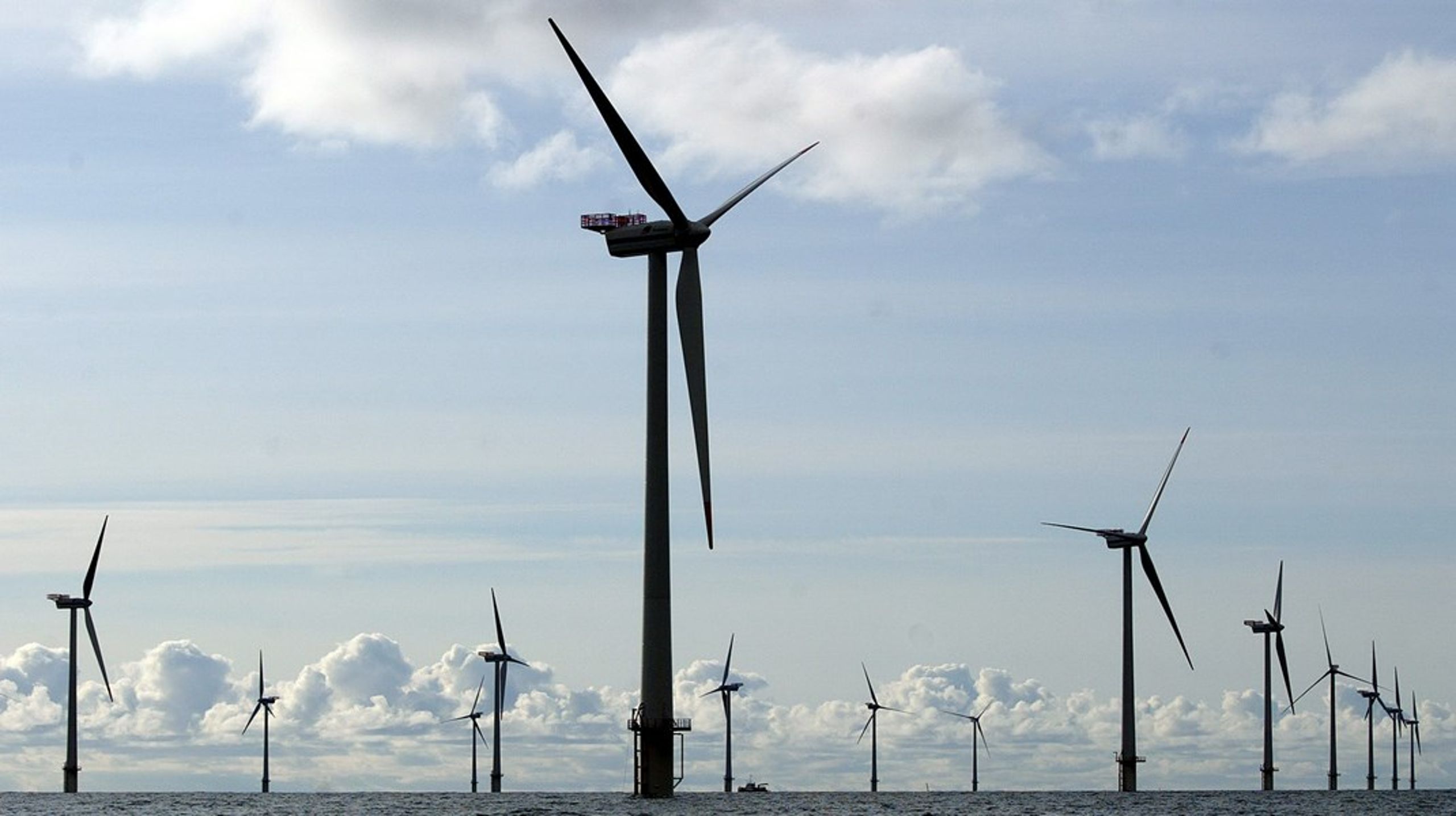 I Danmark har vi den industrielle styrke til at gennemføre de første energiøprojekter i verden, og det vil samtidigt cementere vores position som førernation inden for vindmølleteknologi, hvis vi kommer først, skriver Troels Ranis.&nbsp;