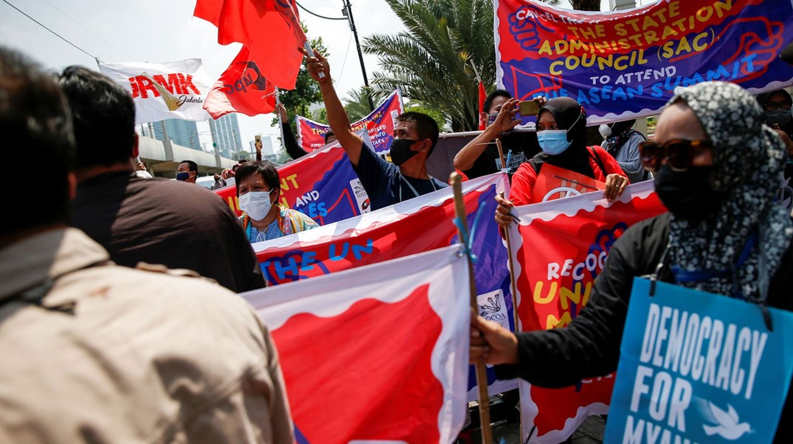 Demonstranter i protest mod militærstyret i Myanmar forud for topledermøde i ASEAN i Jakarta.