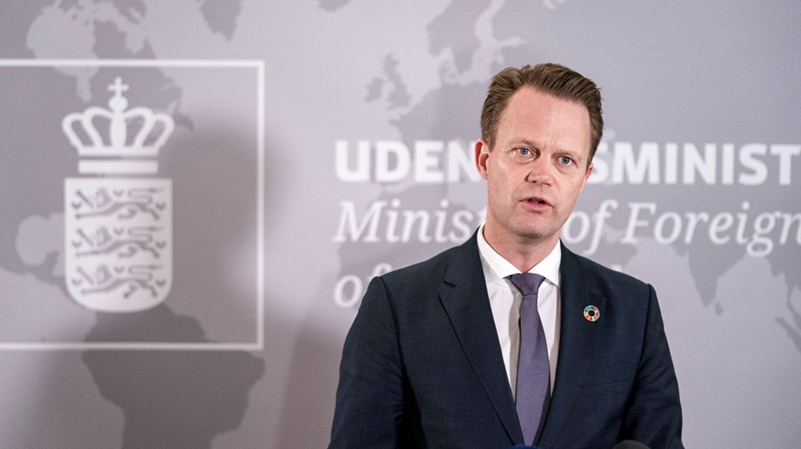 Uanset om Kina ødelægger danske valgplakater eller danske kunstværker, er vores udenrigsminister tavs, skriver&nbsp;Lasse Marker.