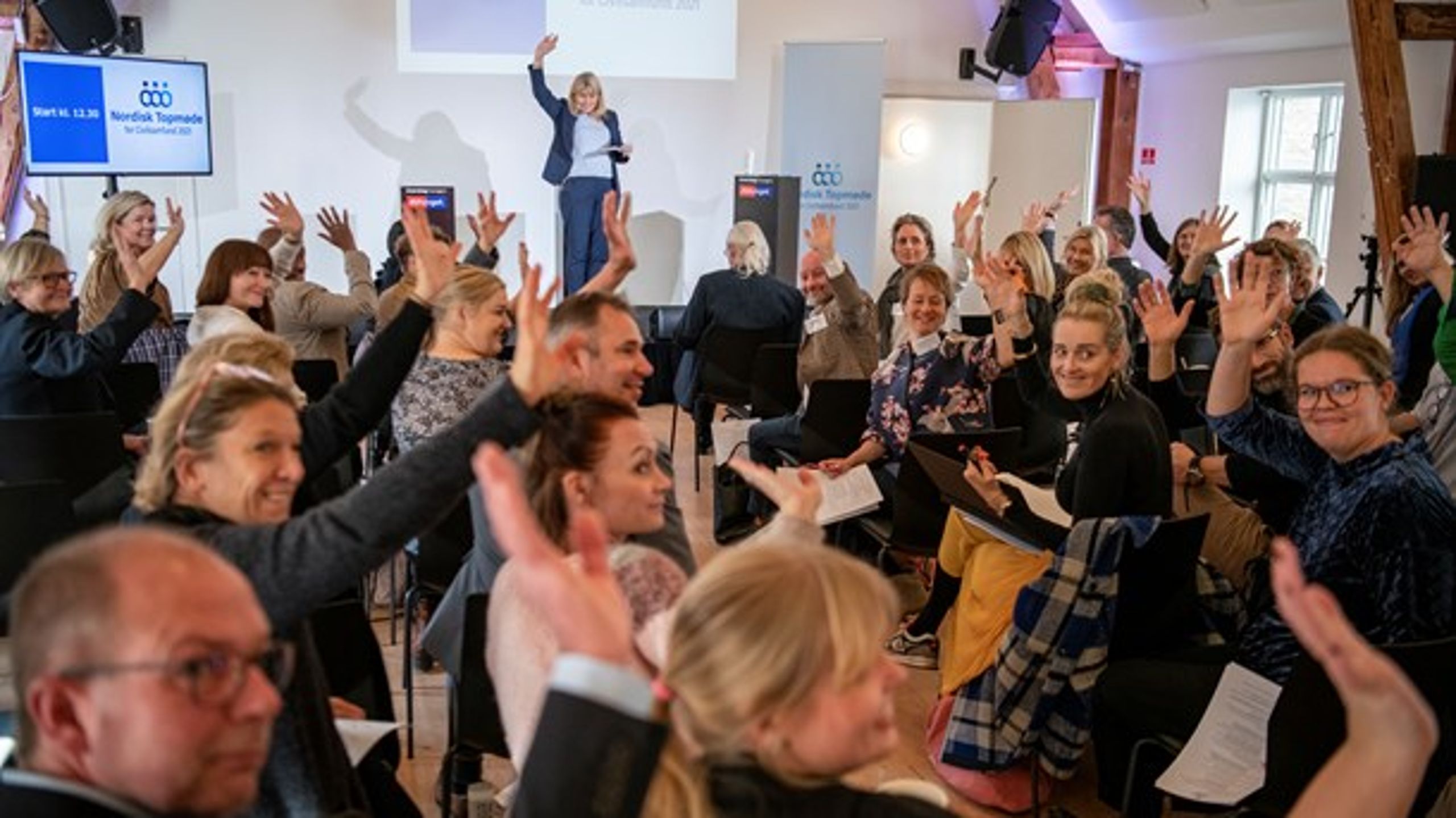 Nordisk Topmøde for Civilsamfund blev afviklet både fysisk og på live stream. Gæsterne til det fysiske møde sendte jævnligt hilsner til det digitale publikum. På scenen Laura Auken, direktør for Center for Frivilligt Socialt Arbejde, som er medarrangør af mødet.