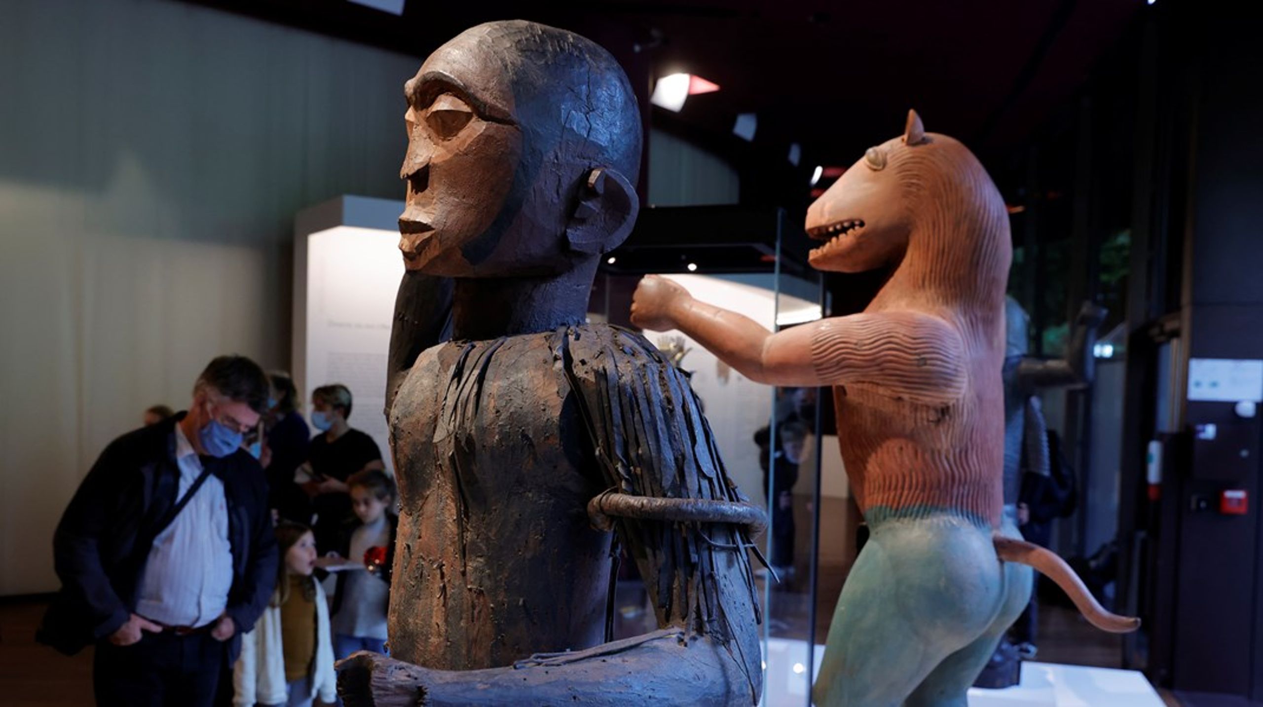 Spørgsmålet om, hvorvidt man skal aflevere kulturgenstande tilbage til oprindelseslandet er især en udfordring for vestlige museer, der har mange udenlandske kulturgenstande.