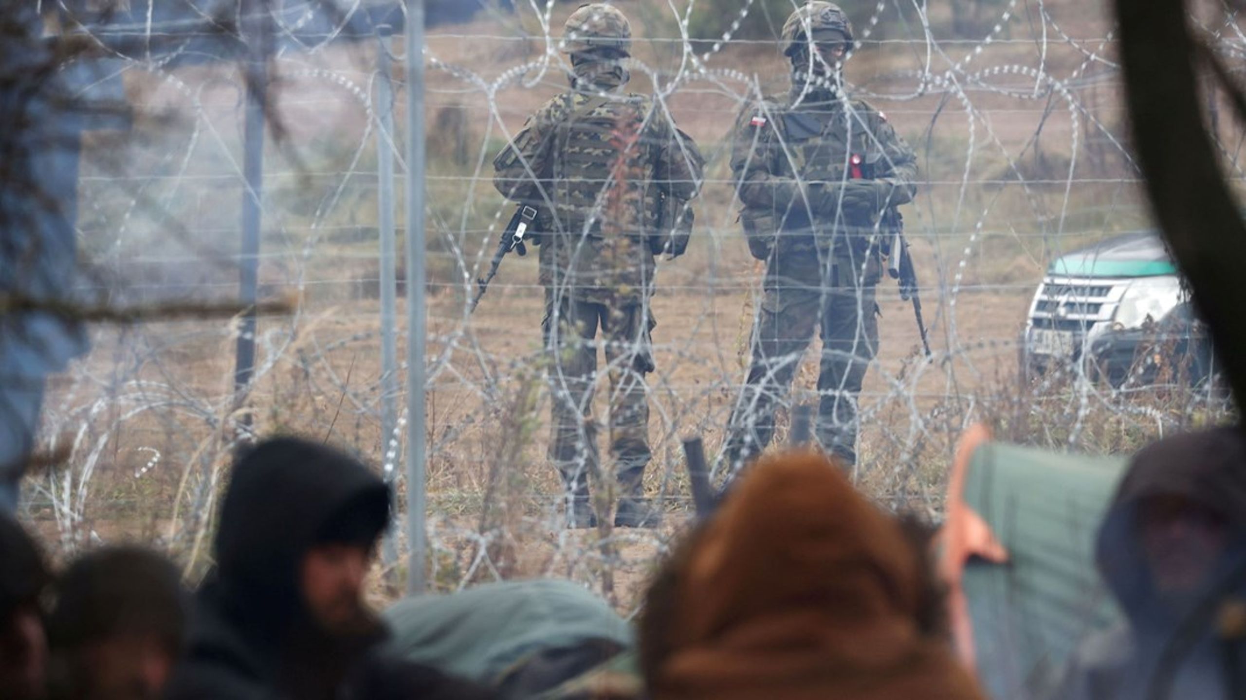 Migranter ved afspærringer på den polske grænse.