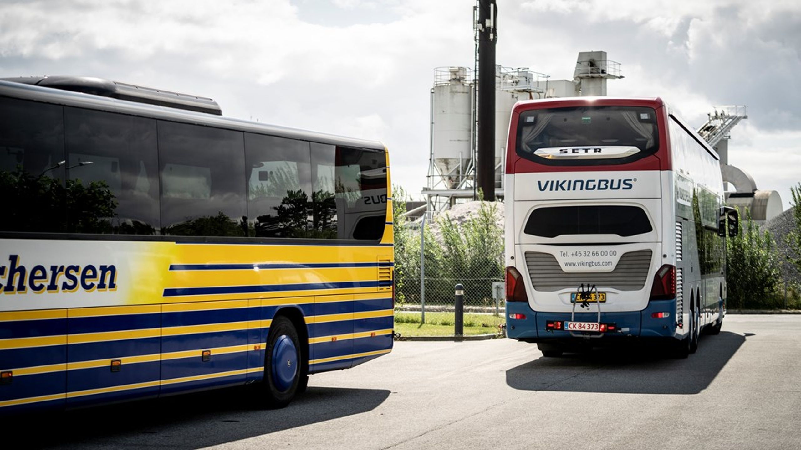 Dansk PersonTransport og Dansk Erhverv opfordrer
transportminister Benny Engelbrecht (S) til i samarbejde med turistbusbranchen
at fremlægge en plan for, hvordan man kan løse problemet med chaufførmangel.