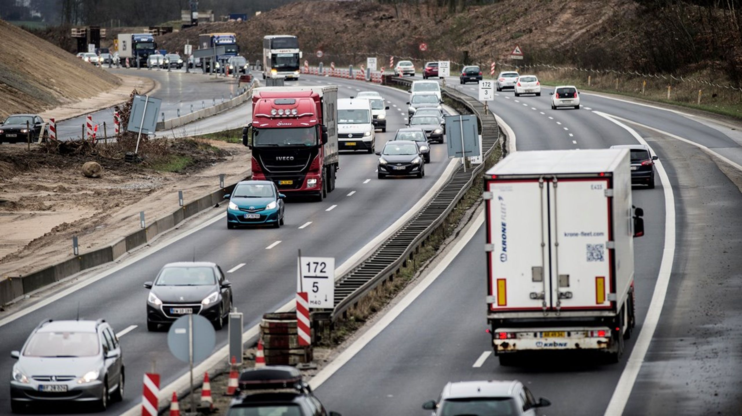 Alle ved, at nye og bredere
veje skaber mere biltrafik. Så længe langt hovedparten af de kørte
kilometer er med emissionskøretøjer, er det ikke fornuftigt at udbygge
vejinfrastrukturen nu,&nbsp;skriver Susanne Krawack.
