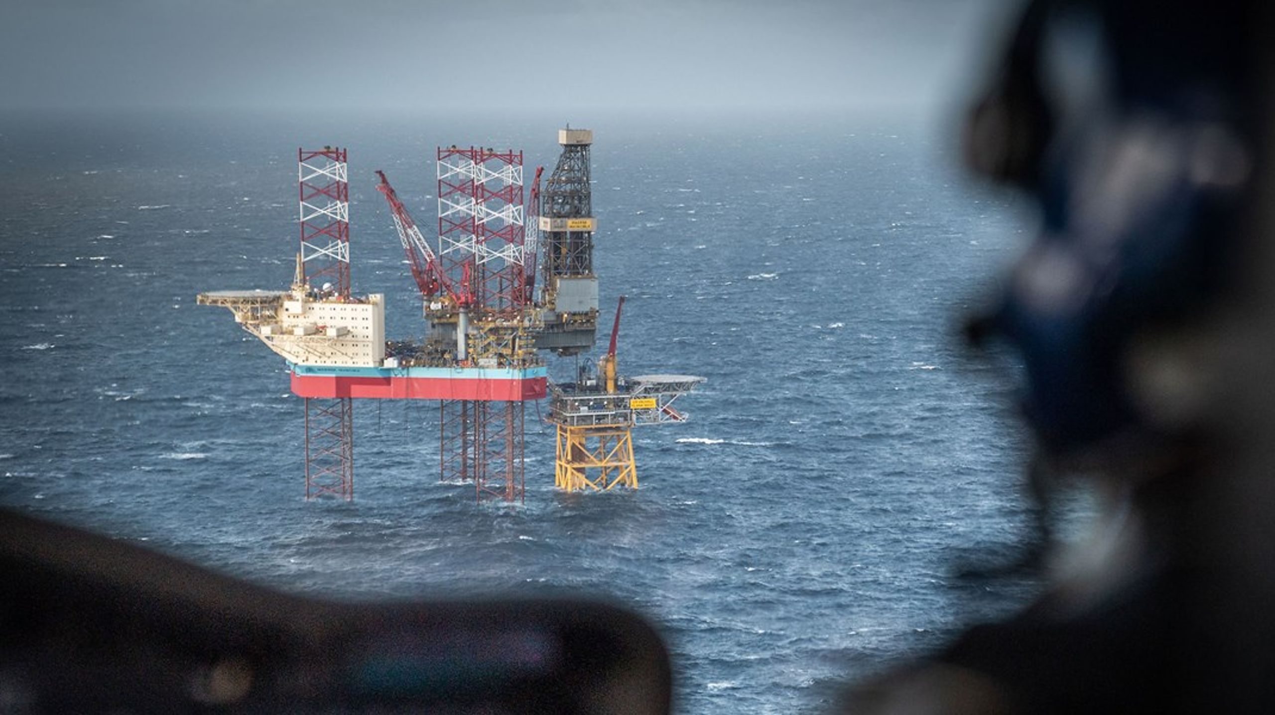 Udtjente olie- og gaslagre i Nordsøen skal bruges til at lagre CO2, hvis det står til regeringen. Miljøorganisationer er skeptiske.