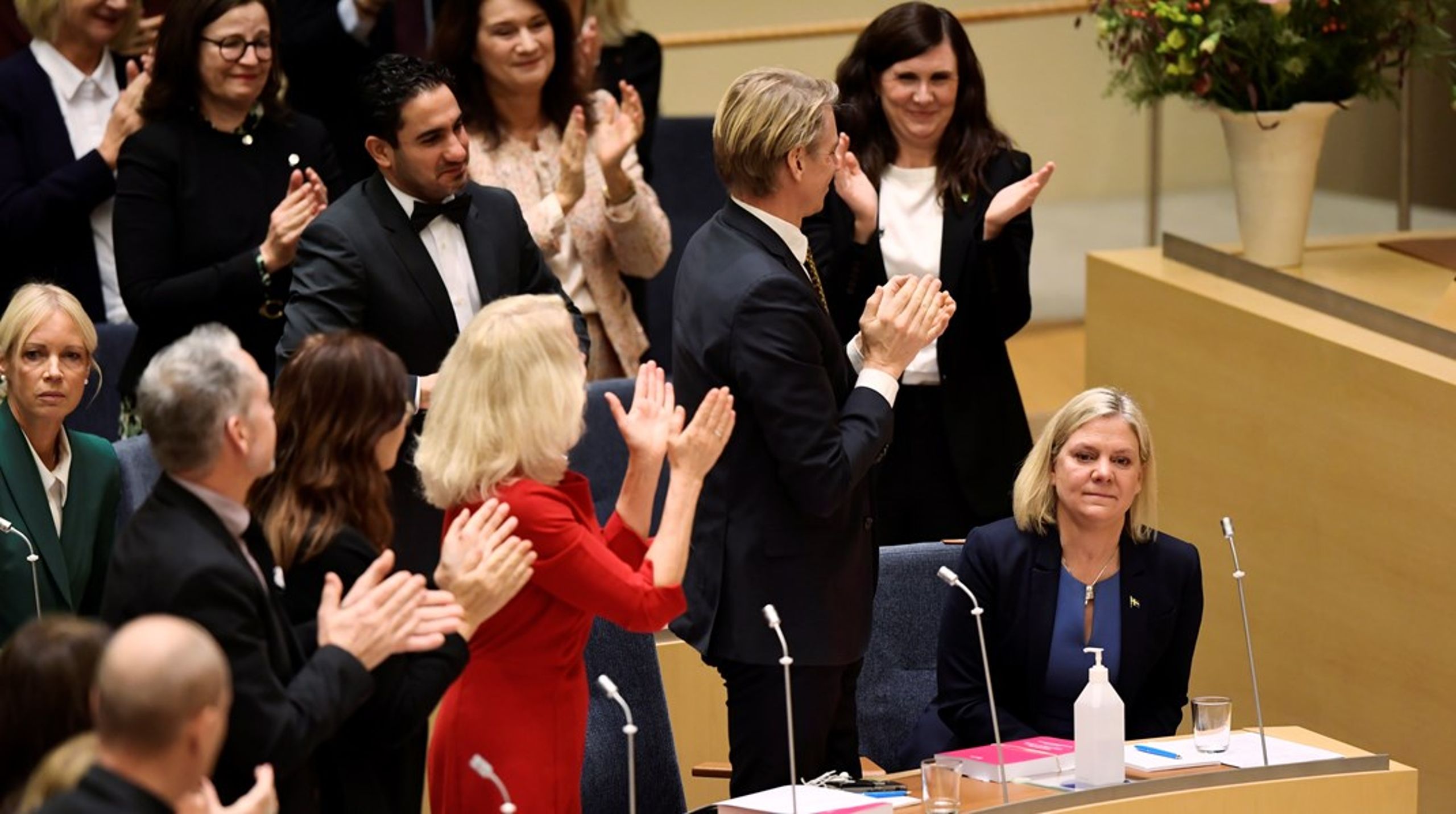 Magdalena Andersson modtager stående applaus efter onsdag morgens&nbsp;afstemning i Rigsdagen.