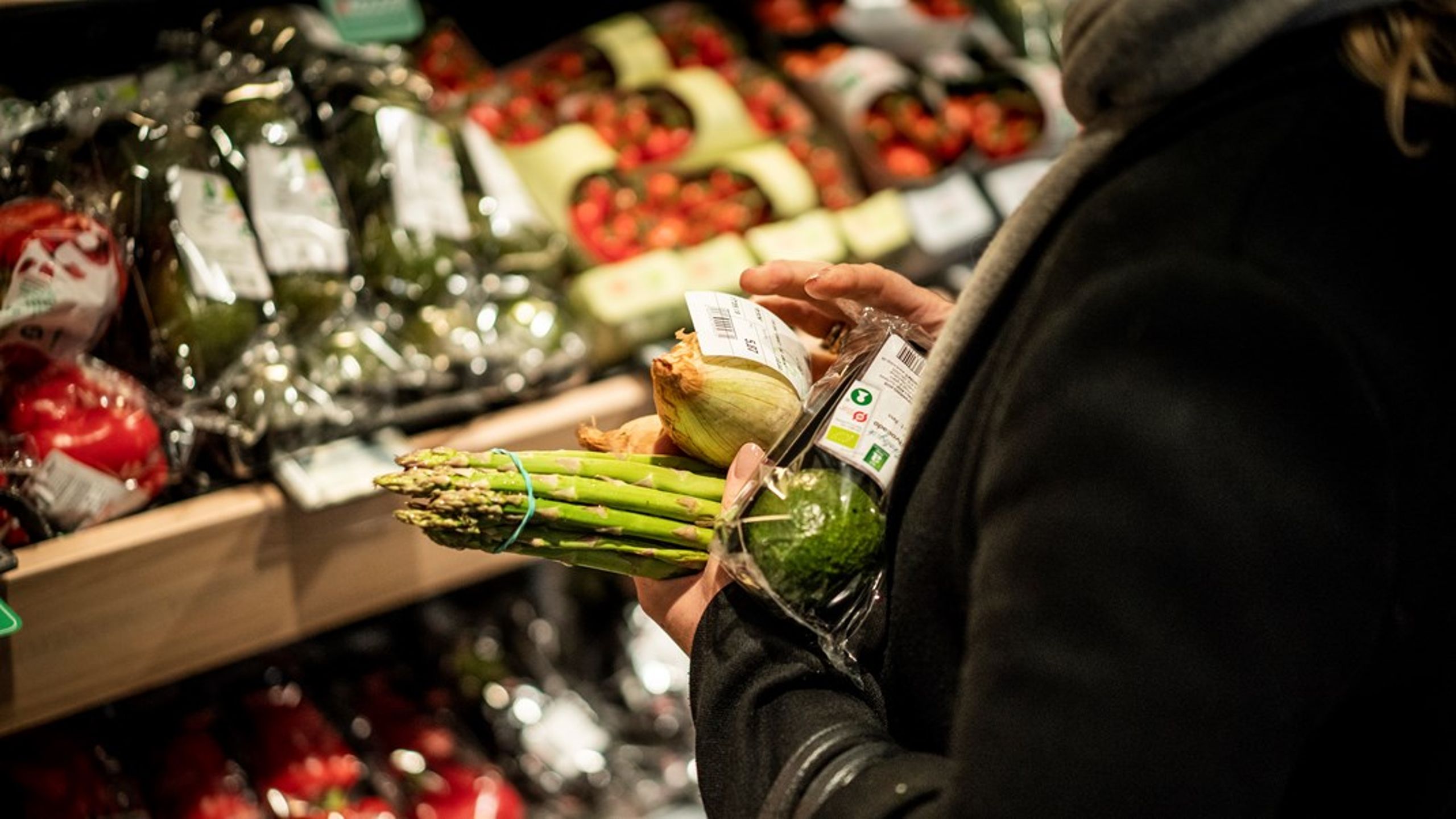 Pris- og afgiftssætningen skal ændres. Der skal indføres markant højere afgifter på usunde fødevarer og være lavere priser på sunde fødevarer som for eksempel fisk og frugt, skriver Camilla Noelle Rathcke.