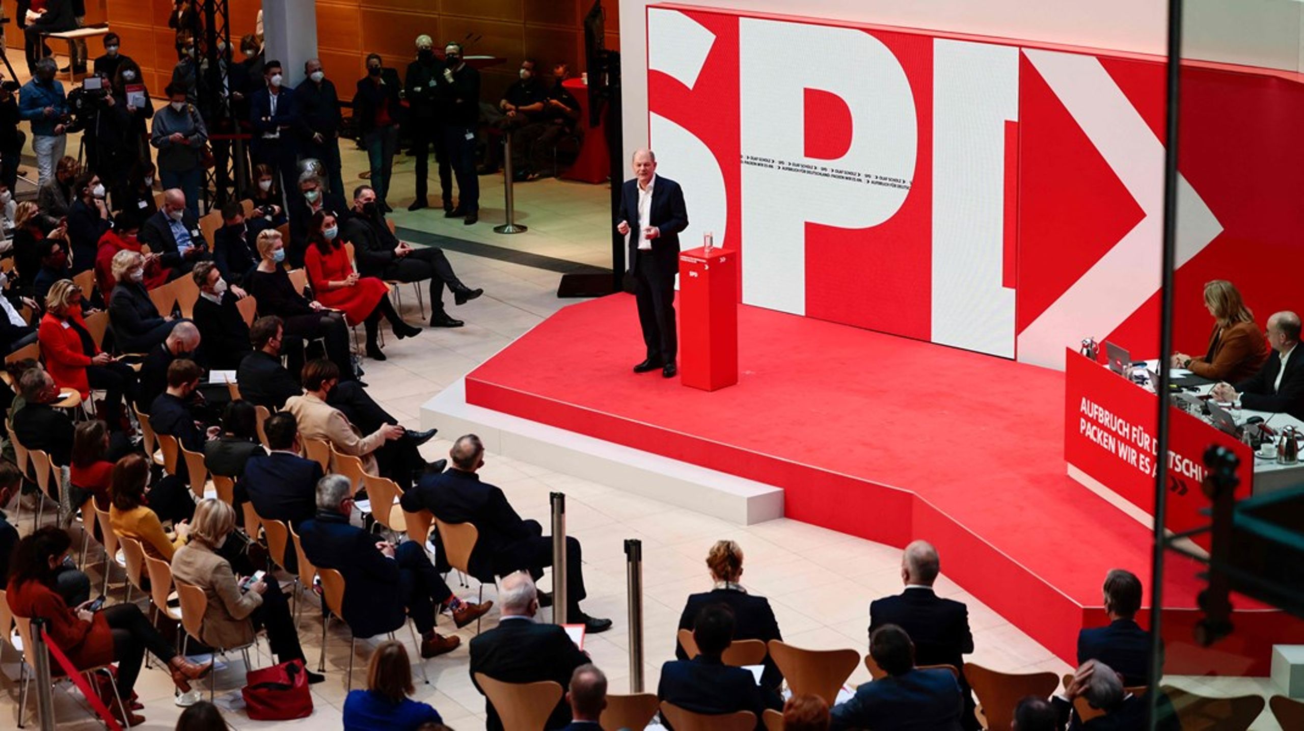 Kanslerkandidat Olaf Scholz talte fredag 4. december på en partikonference, hvor SPD-baglandet skulle godkende regeringsprogrammet for den nye tyske lyskrydsregering bestående af SPD, FDP og De Grønne.