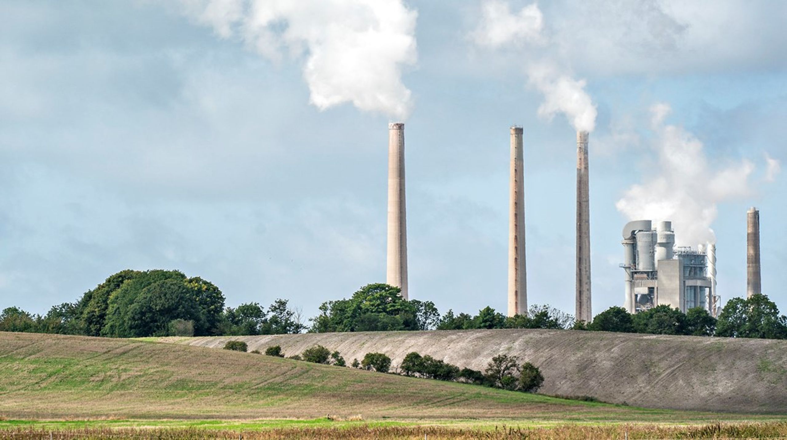 Aalborg Portland kan udlede godt 1,7 millioner tons CO2 helt uden beregning. Det svarer rent faktisk til en tredjedel af de samlede danske industrielle udledninger, skriver Mikael Skou Andersen.