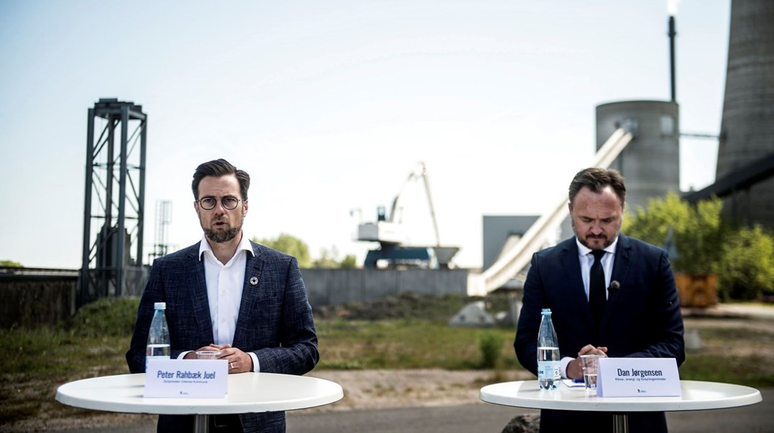 Odense-borgmester Peter Rahbæk Juel (S) og klimanister Dan Jørgensen (S) ved pressemøde i maj 2020, da det blev annonceret, at Fynsværket ville stoppe tre år tidligere end ventet med at fyre med kul.