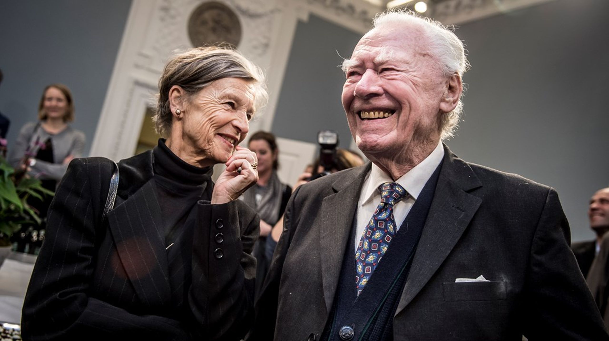 Tidligere statsminister Poul Schlüter er blandt de prominente danskere, der gik bort i 2021. Her ses han sammen med sin hustru Anne Marie Vessel&nbsp;Schlüter til en reception for bogen 'Statsministrene'&nbsp;i 2017.&nbsp;&nbsp;