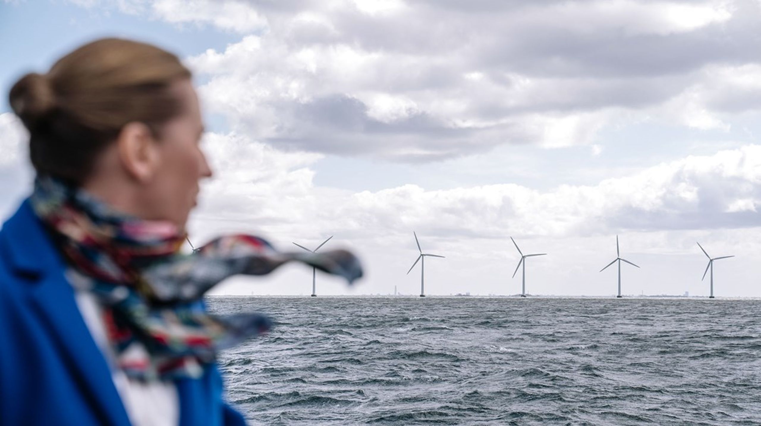 Statsminister Mette Frederiksen (S) ser mod Middelgrundens vindmøller ved København. Hendes norske kollega har lige fremlagt forslag om hjælp til nordmændenes strømregning, og hendes kollegaer i EU diskuterer indgreb mod de stigende energipriser.&nbsp;