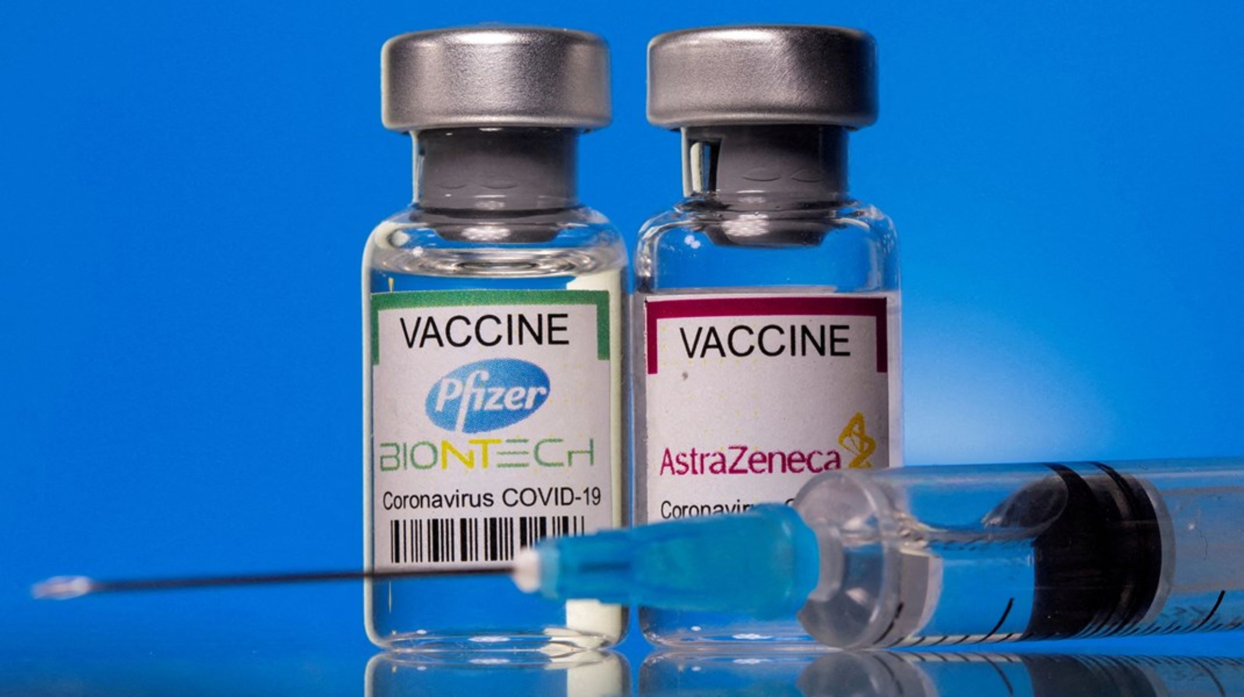 Eksperterne anslår, at vaccinens effekt begynder at dale omkring seks måneder efter, at man har fået det andet vaccinestik, hvorfor der er behov for en såkaldt ”booster”.