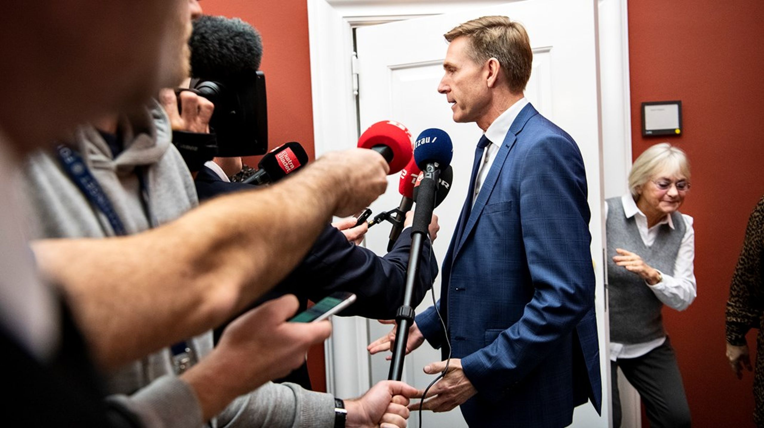 Efter et stort nederlag ved kommunalvalget i november, hvor Dansk Folkeparti blev mere end halveret, meddelte formand Kristian Thulesen Dahl, at han trækker sig som formand.