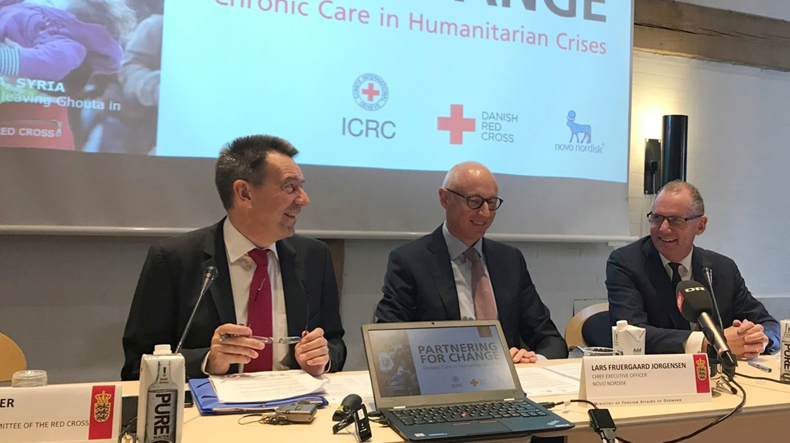 Et eksempel på et strategisk partnerskab mellem civilsamfund og erhvervsliv er Røde Kors og Novo Nordisks Partnership for Change.&nbsp;Organisationerne formåede at levere insulin&nbsp;til flygtningelejre i svært fremkommelige områder.