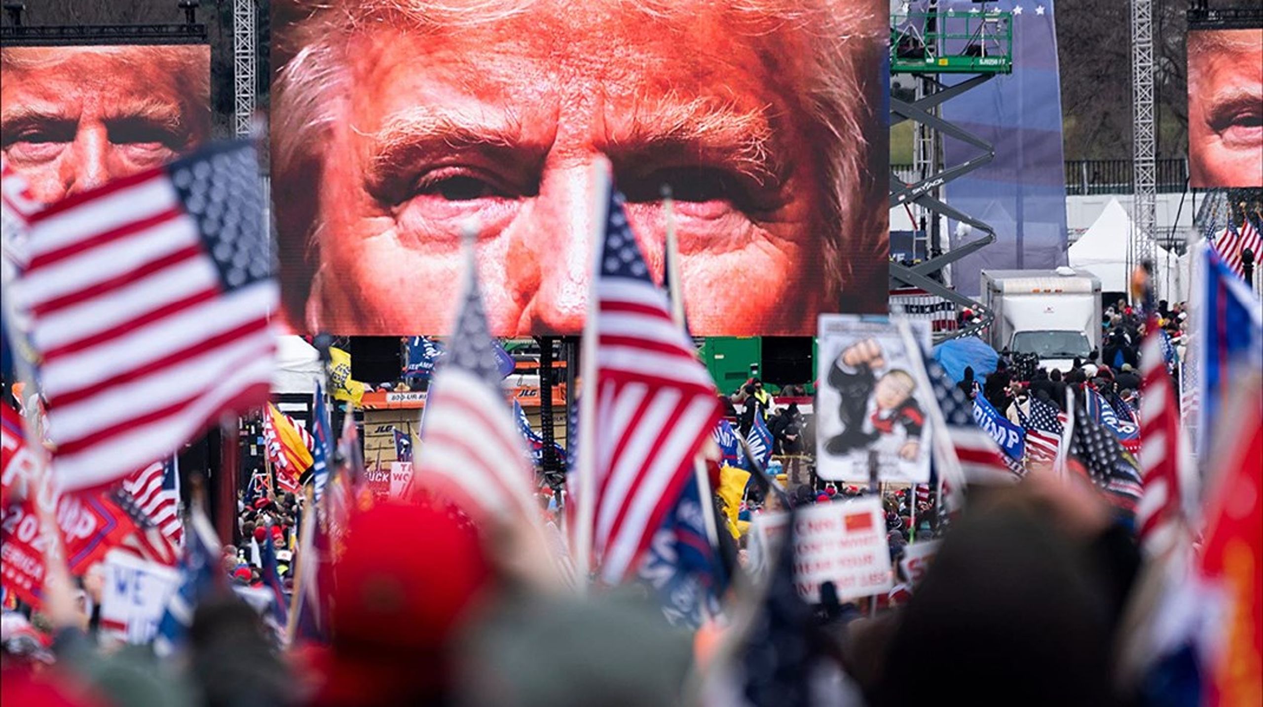 Vi er 'Betrayal – The Final Act of the Trump Show' med&nbsp;fra øjeblikket, hvor corona rammer, via Trumps katastrofale håndtering af krisen og hans kaotiske valgkamp og frem til afvisningen af valgnederlaget og stormløbet på Kongressen, skriver David Trads.