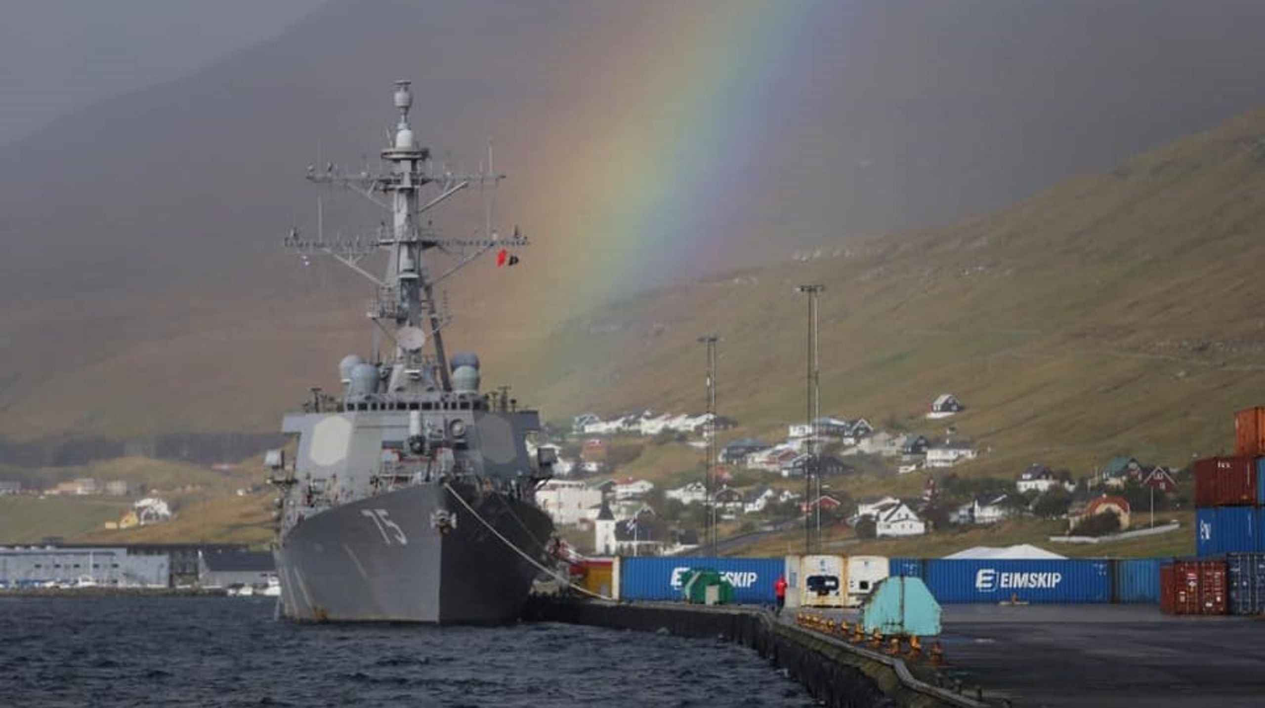 Det amerikanske krigsskib USS Donald Cook ligger til kaj på Færøerne.
