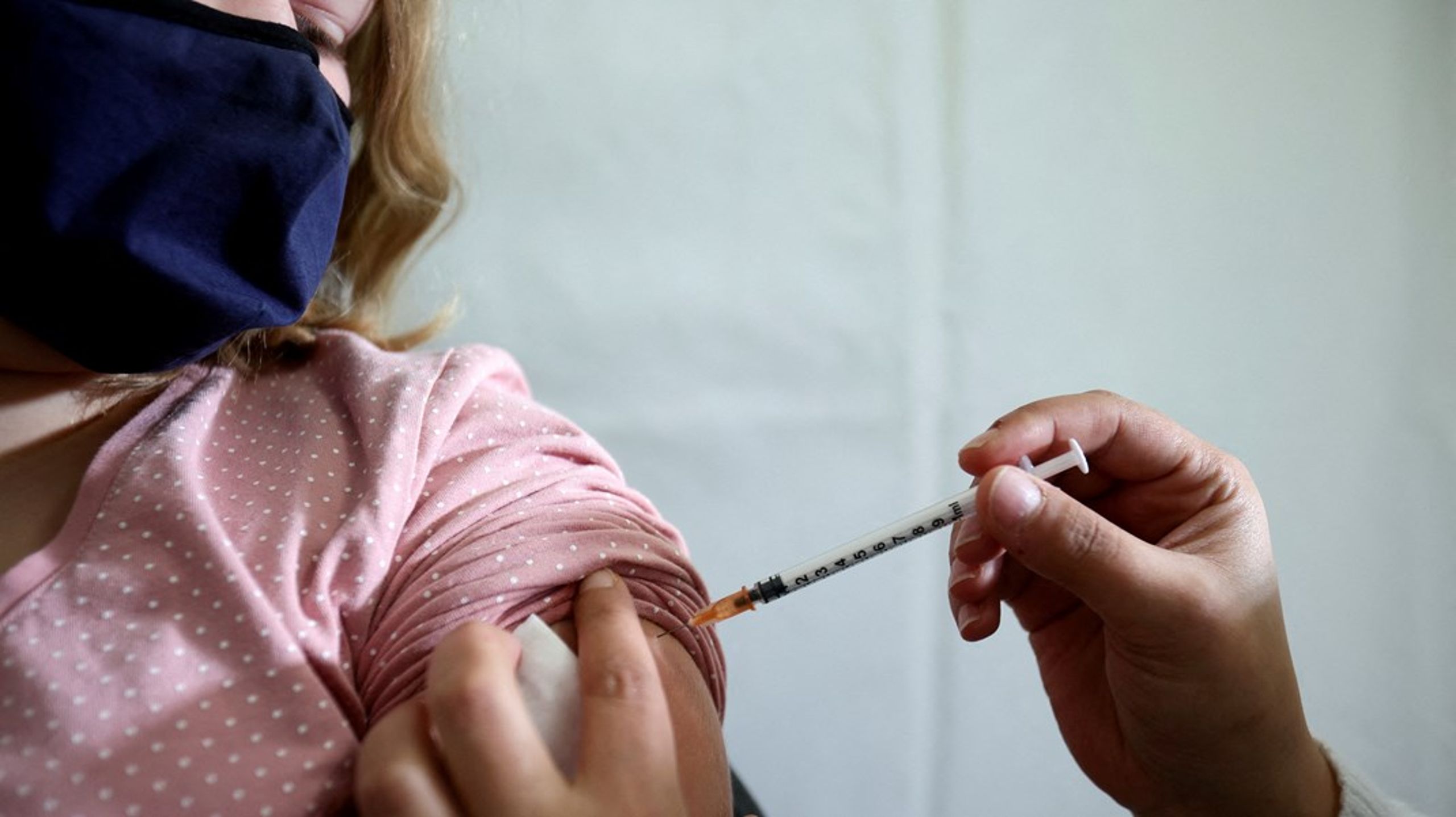 En vaccine gives til et barn i Frankrig, december 2021.