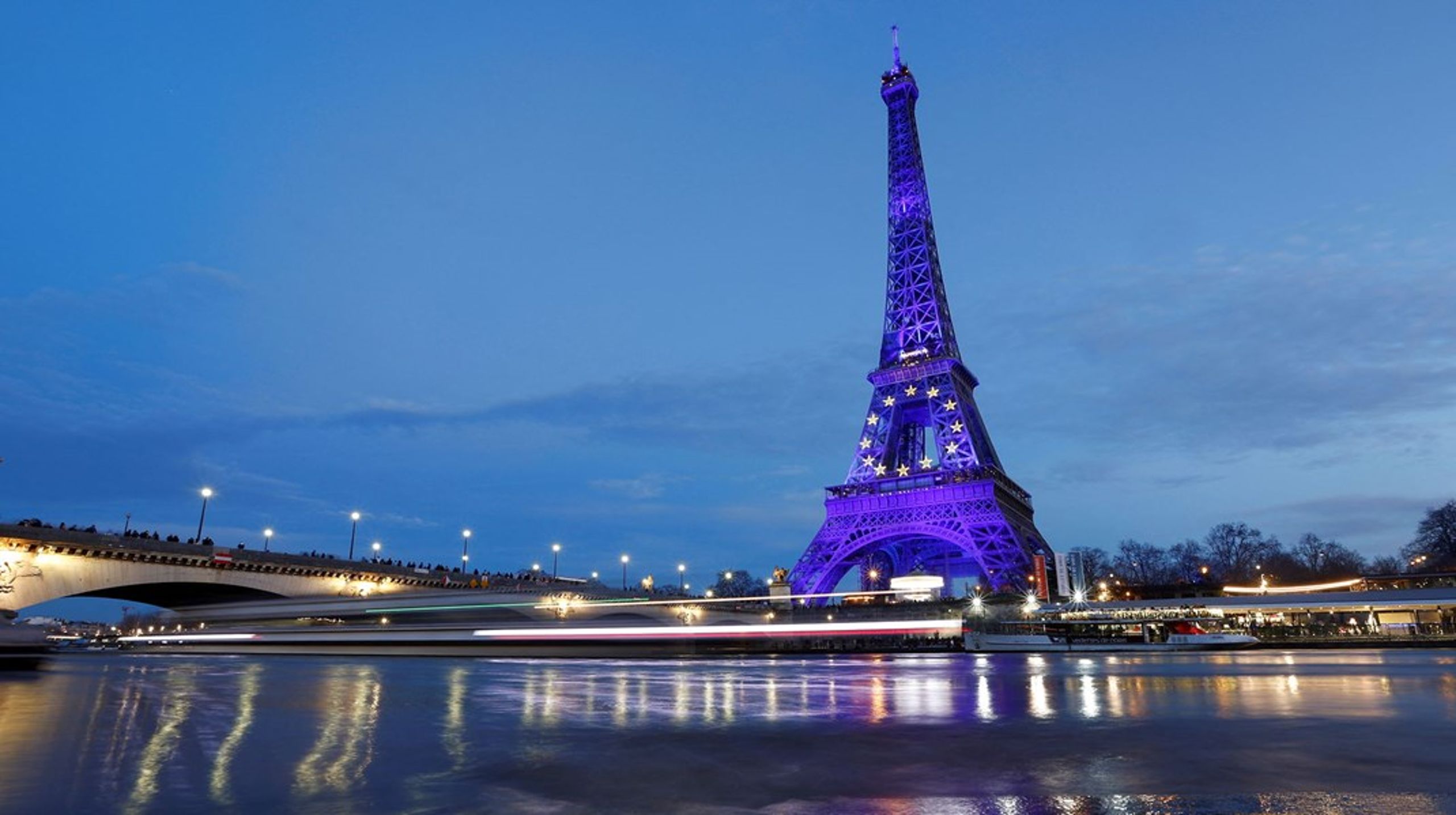 Eiffeltårnet og mange andre nationale monumenter i Frankrig blev nytårsaften oplyst med EU's stjernekrans på blå baggrund.