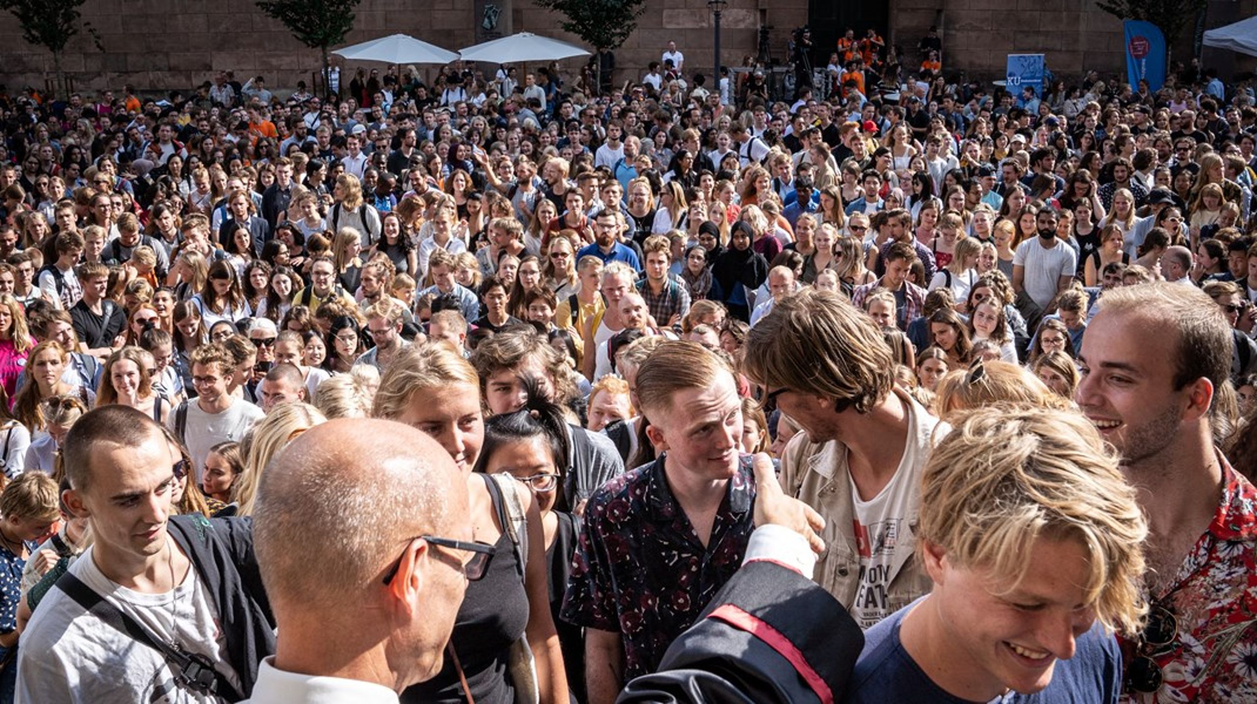 Rektor Henrik C. Wegener og prorektor Bente Merete Stallknecht giver håndtryk til alle de nye studerende til immatrikulation på Københavns Universitet på Frue Plads i København, fredag den 30. august 2019.