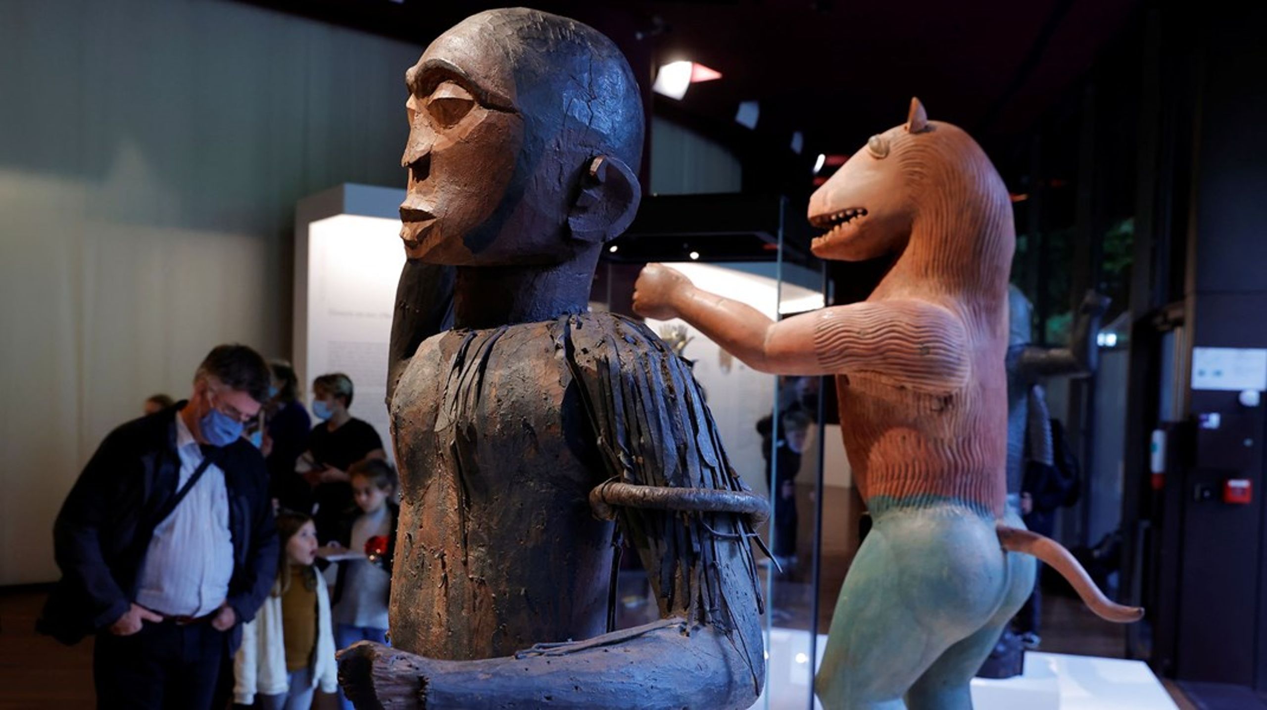 To statuer fra Benin (fra 1800-tallet) blev udstillet i Paris, oktober, 2021,&nbsp;som led i en&nbsp;ceremoni,&nbsp;der skulle markere, at statuerne skal returneres til deres oprindelsesområde.<br>