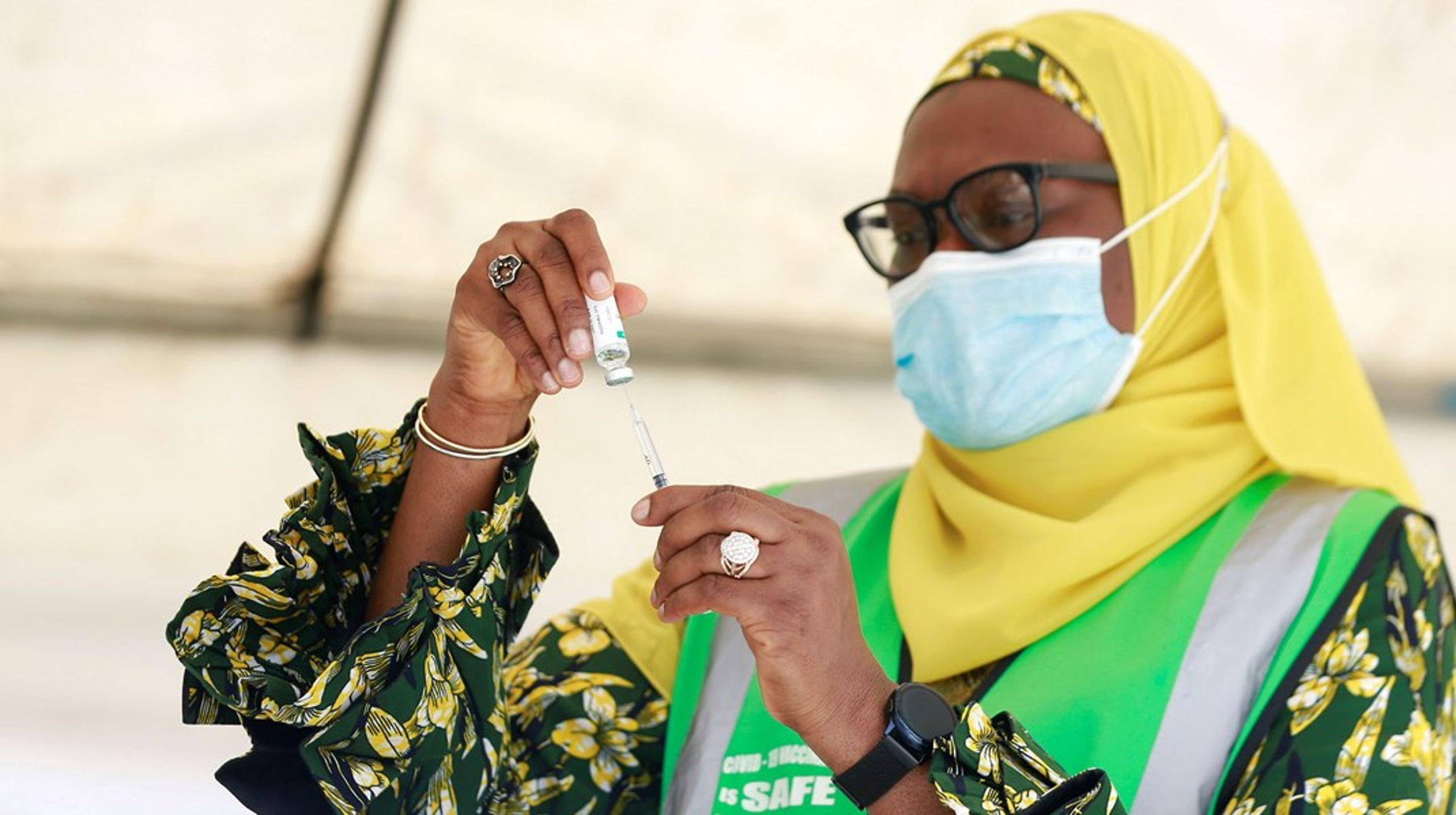 En sundhedsmedarbejder forbereder en covid-19-vaccine. Abuja, Nigeria, november, 2021.