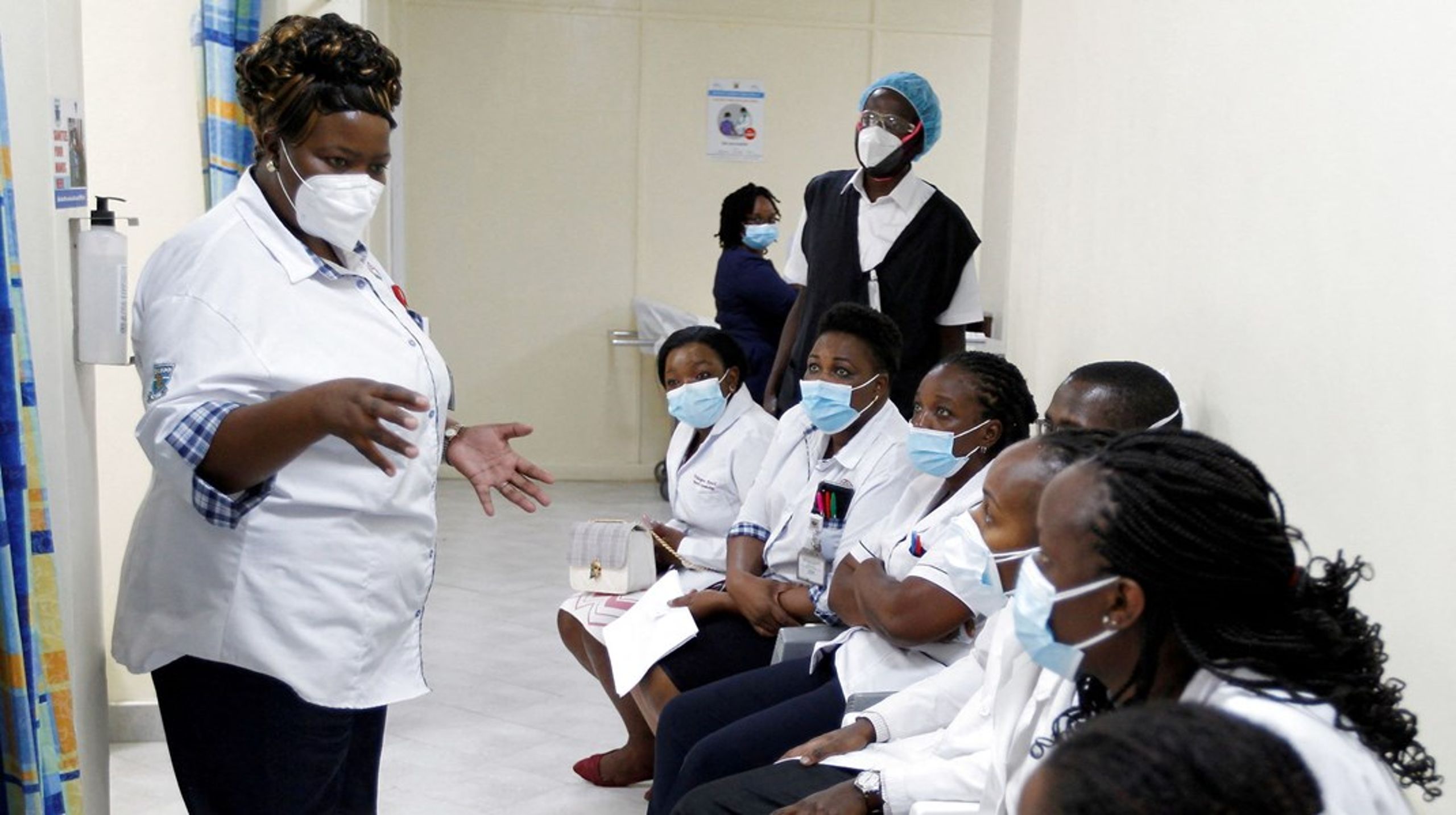 En sundhedsmedarbejder taler til sine kollegaer, inden de skal modtage en covid-19-vacciner under Covax-vaccineprogrammet. Kenya, marts, 2021.