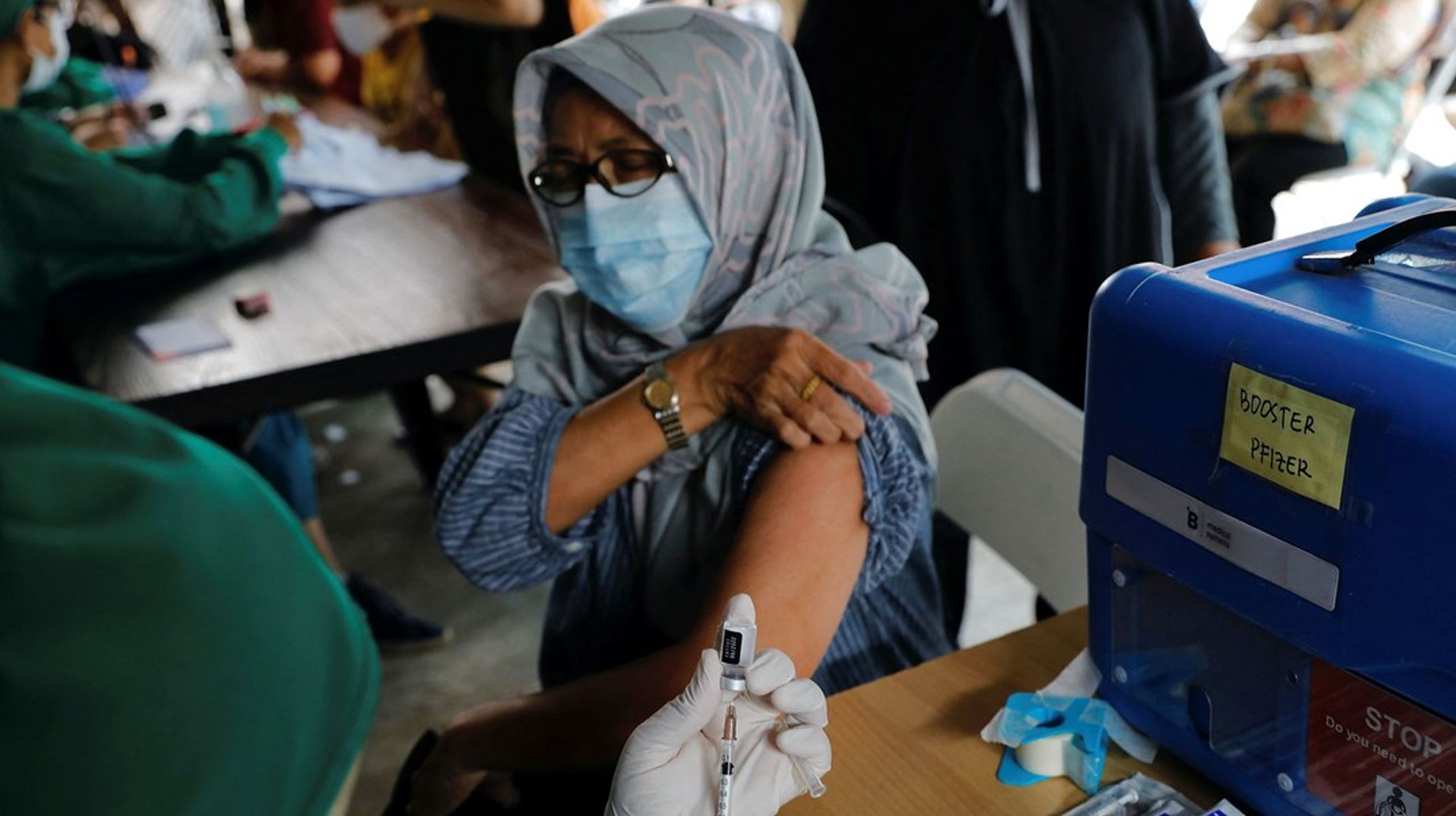 En sundhedsmedarbejder i Indonesien forbereder en dosis Pfizer-vaccine som en del af landets boosterprogram, januar, 2022.