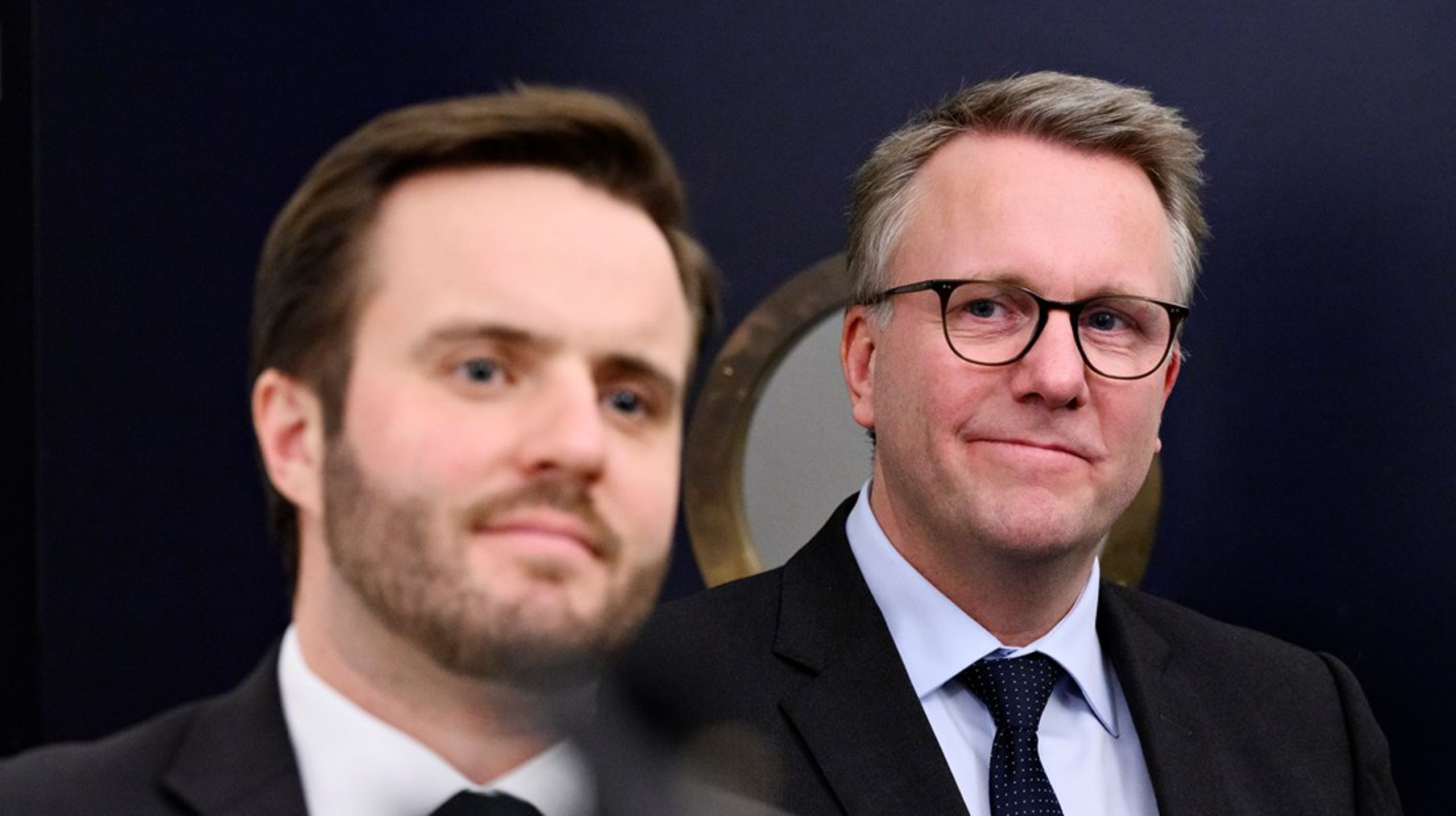 Erhvervsminister Simon Kollerup (S) og skatteminister Morten Bødskov (S) til doorstep i Finansministeriet om reformaftalen.