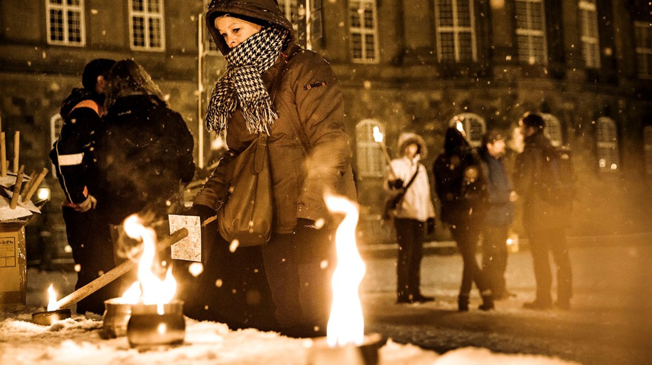 Det medførte protester, da der i 2013 blev vedtaget en ny offentlighedslov, der gjorde det sværere at få aktindsigt hos myndigheder. Her afholdte en folkebevægelse for åbenhed lysfest mod loven på Christiansborg Slotsplads. ARKIV.