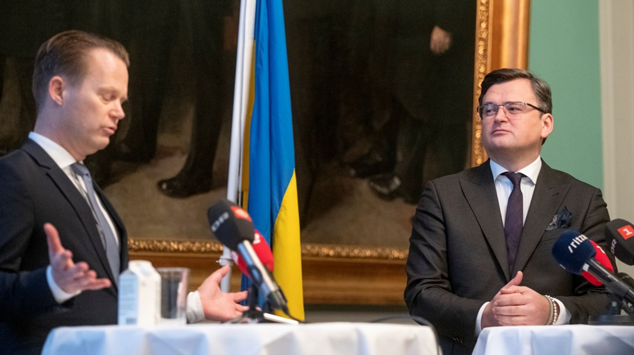 Den danske regering er parat med penge, men ikke med våben. Det var budskabet fra Danmarks udenrigsminister Jeppe Kofod (t.v.), da Ukraines udenrigsminister Dmytro Kuleba (t.h.) torsdag besøgte Danmark.