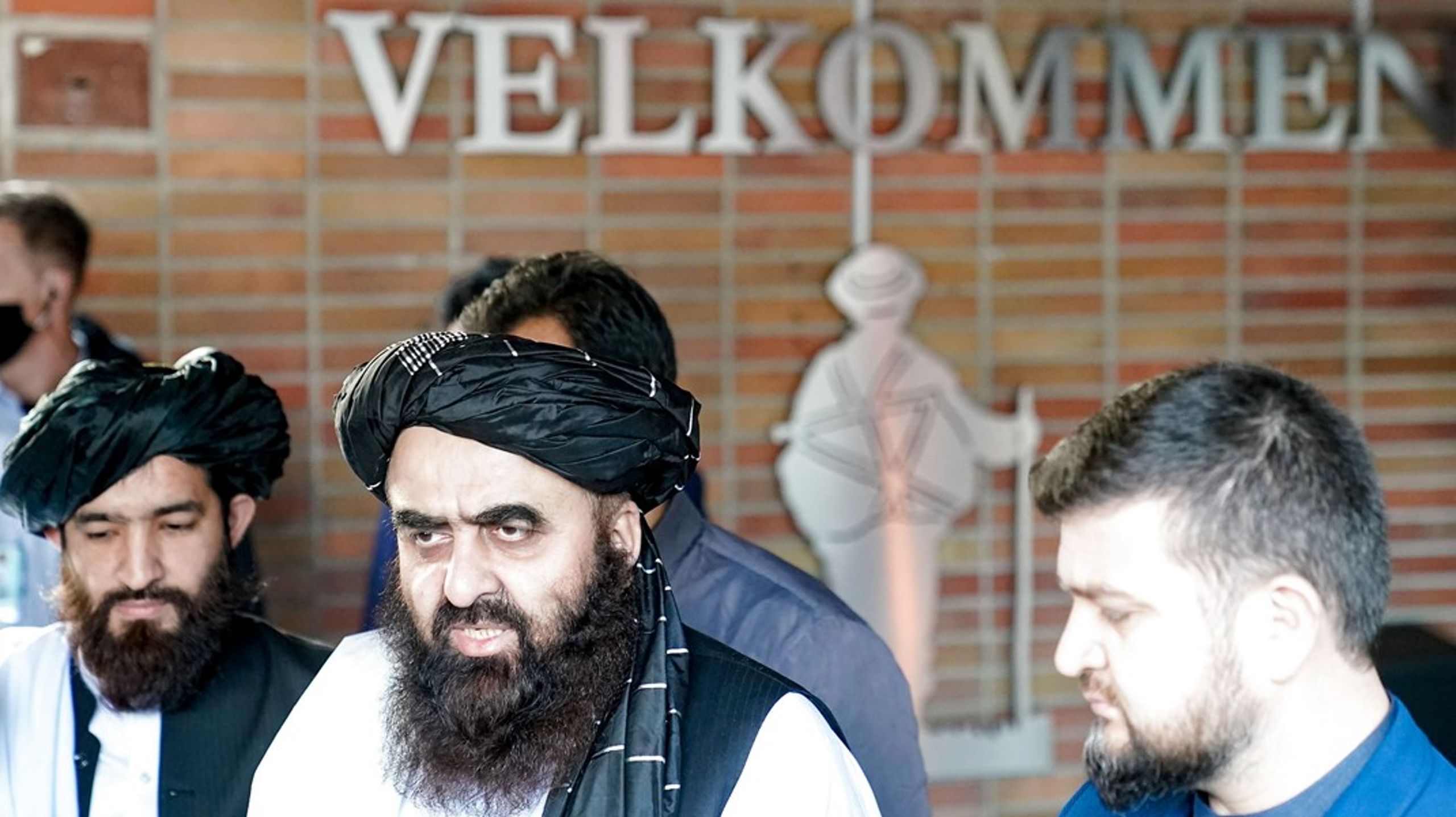 Både regeringen og Venstre har kritiseret Talibans besøg i Norge. Men skiftende danske regeringer har ellers sjældent haft forbehold for at mødes med totalitære regimer, hvis pengepungen til gengæld blev fyldt godt op, skriver Tarek Hussein.&nbsp;