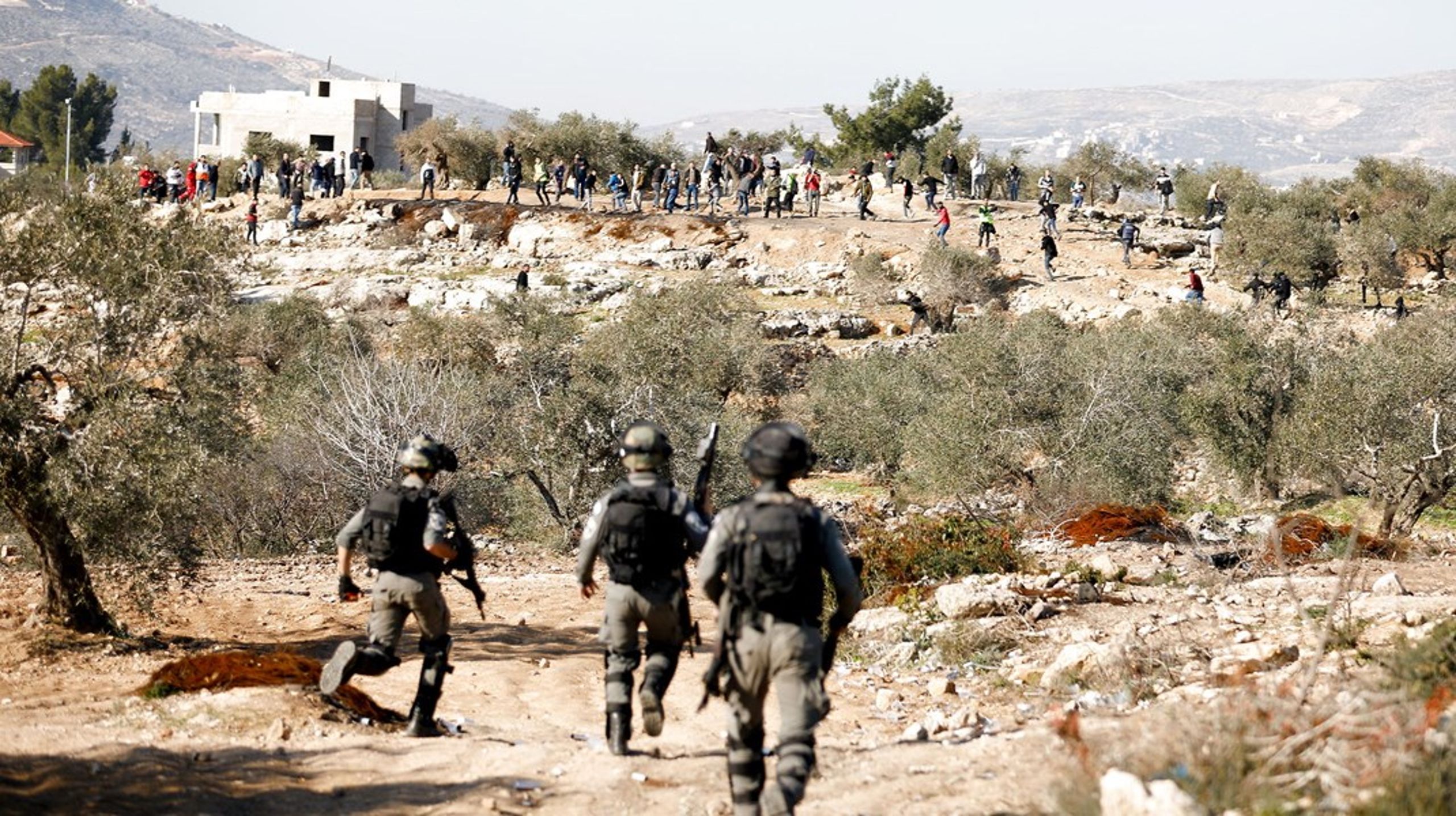 Medlemmer af den israelske hær nærmer sig en gruppe palæstinensere, der demonstrerer mod den israelske besættelse, Beita, Vestbredden, januar, 2022.