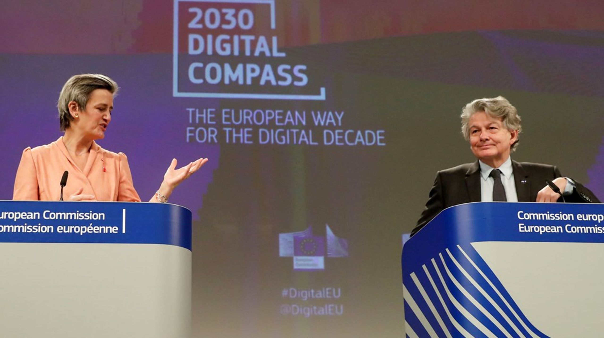 Ledende næstformand i EU-Kommissionen, Margrethe Vestager, og indre markedskommissær Thierry Breton står bag det nye forsøg for at få mere mikrochipproduktion til Europa.