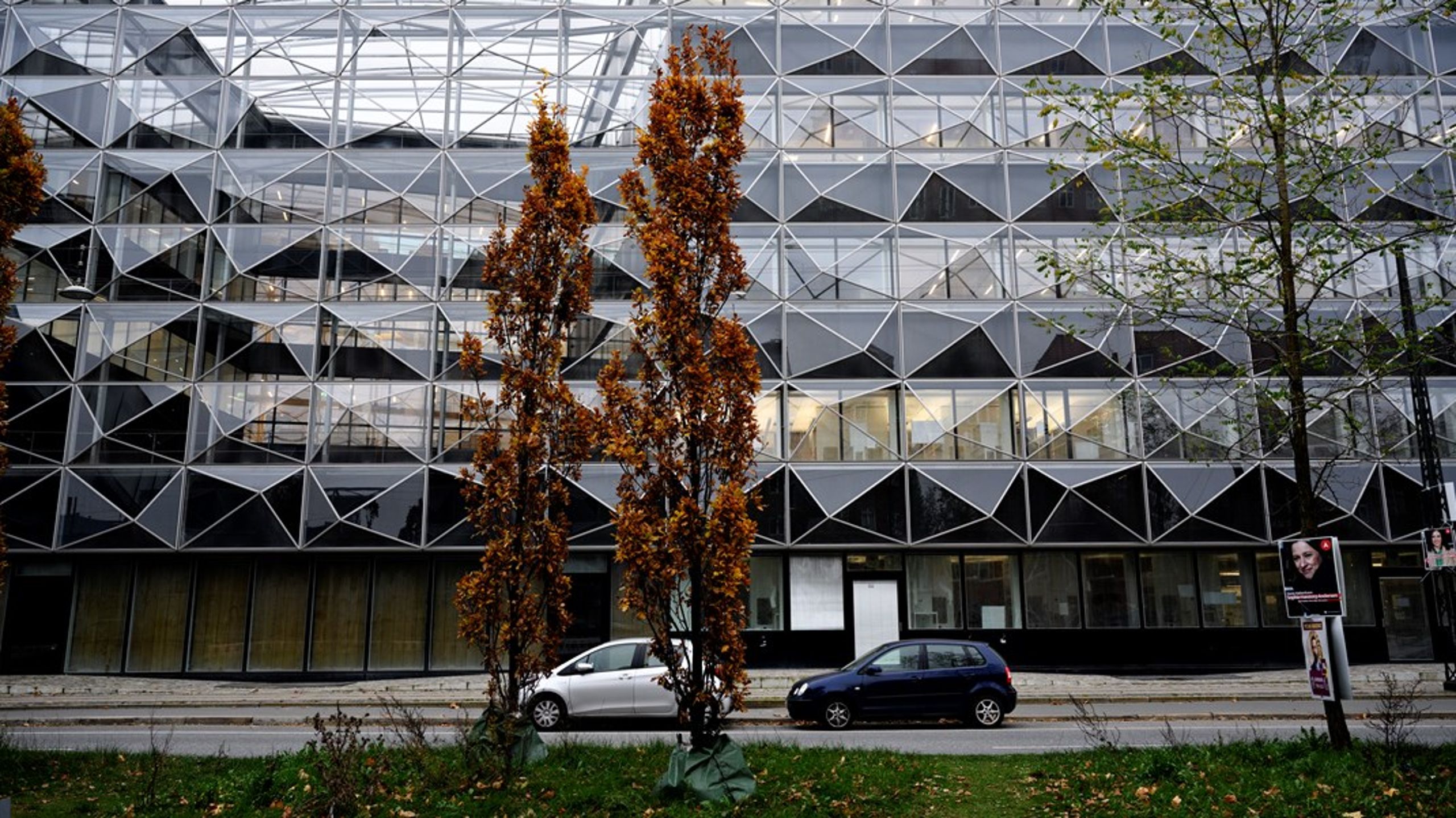 Niels Bohr-bygningen skal en dag huse 3.000-4.000 studerende samt 1.200 forskere og ph.d.-studerende på&nbsp;omtrent 52.000 kvadratmeter, men byggeriet er både blevet fordyret og forsinket ad flere omgange.