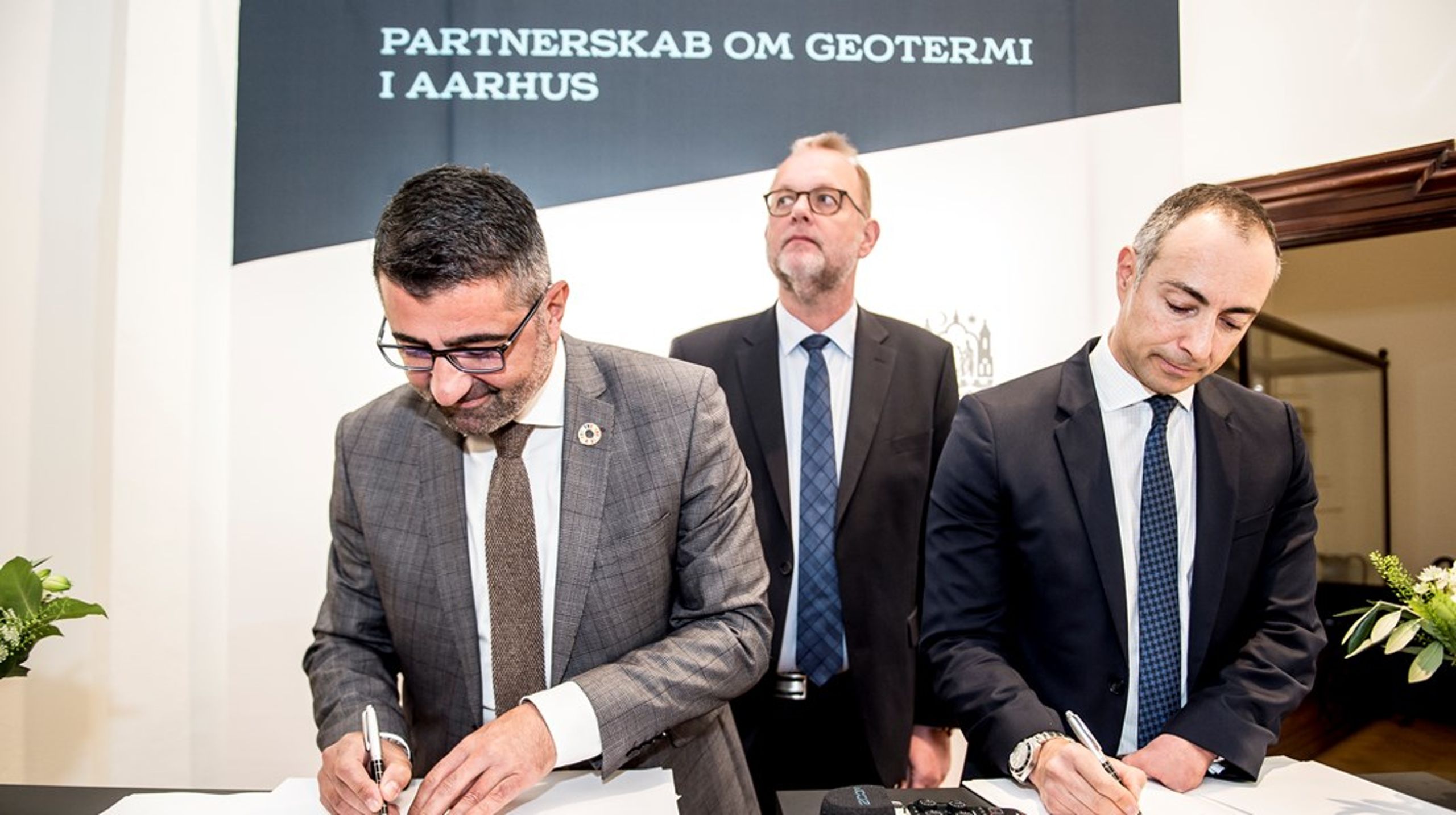 Tirsdag den 23. oktober 2018. A.P. Møller og Aarhus Kommune underskriver et Letter of Intent om et eksklusivt samarbejde om at gøre geotermi til en betydelig del af Aarhus varmeforsyning.<br>
