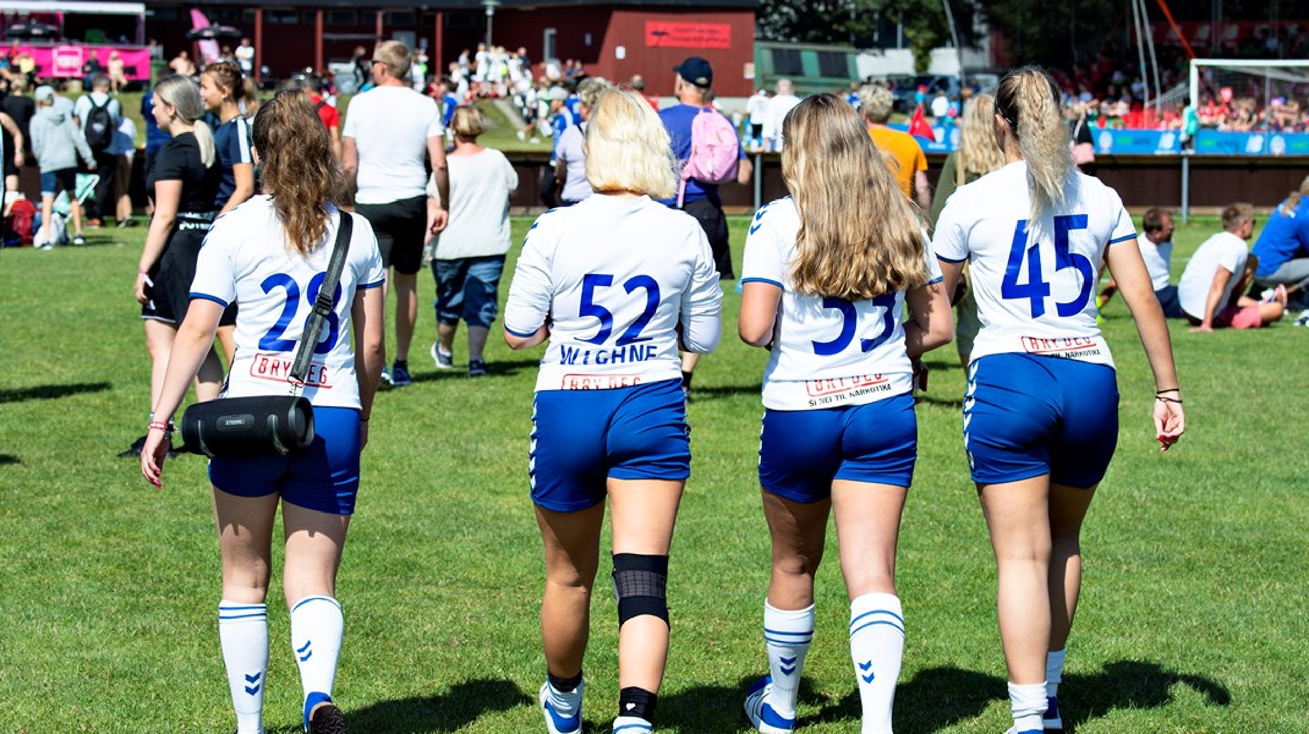 Det er ofte i fritiden, at de unge former sig eksistentielt. De møder eksempelvis en fodboldtræner, der viser dem vigtigheden af disciplin, skriver Lars Buchholt Kristensen.