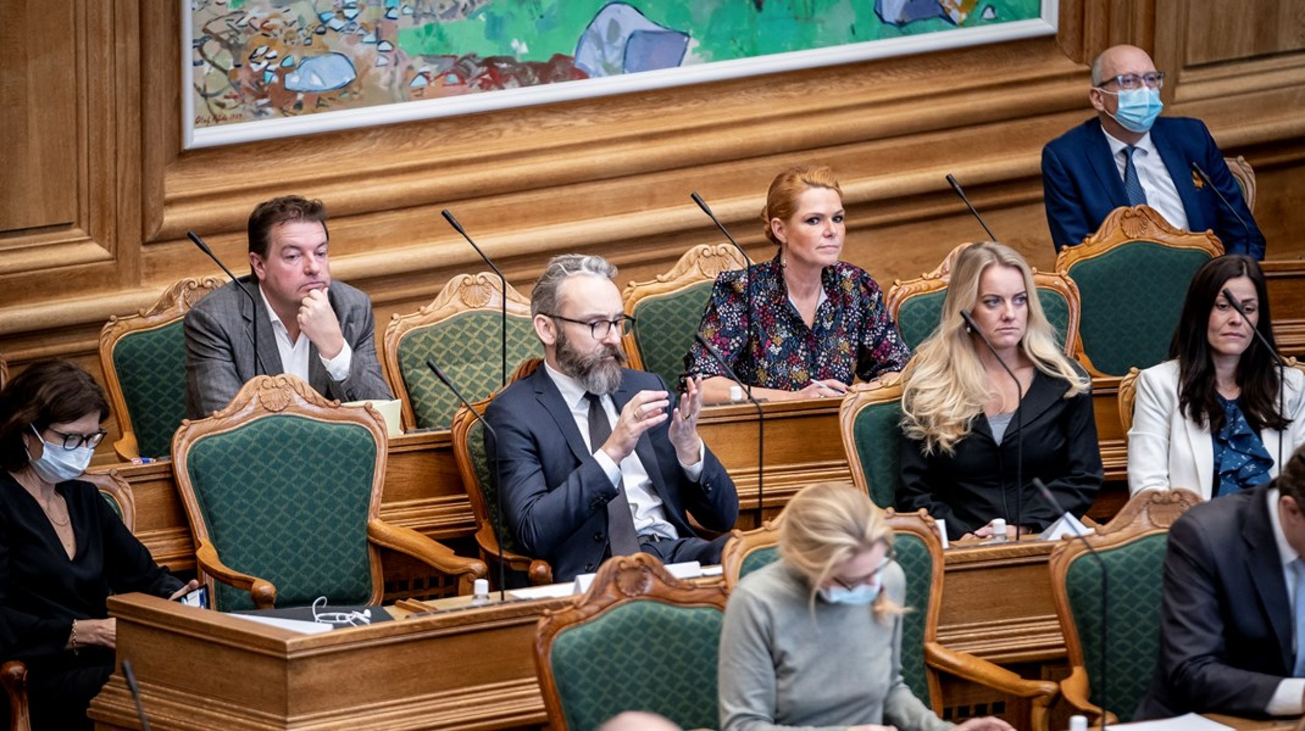 Et stigende antal beslutningsforslag øger arbejdspresset på Christiansborg, mener flere politikere. Nu skal et nyt kodeks forbedre arbejdet med forslagene.