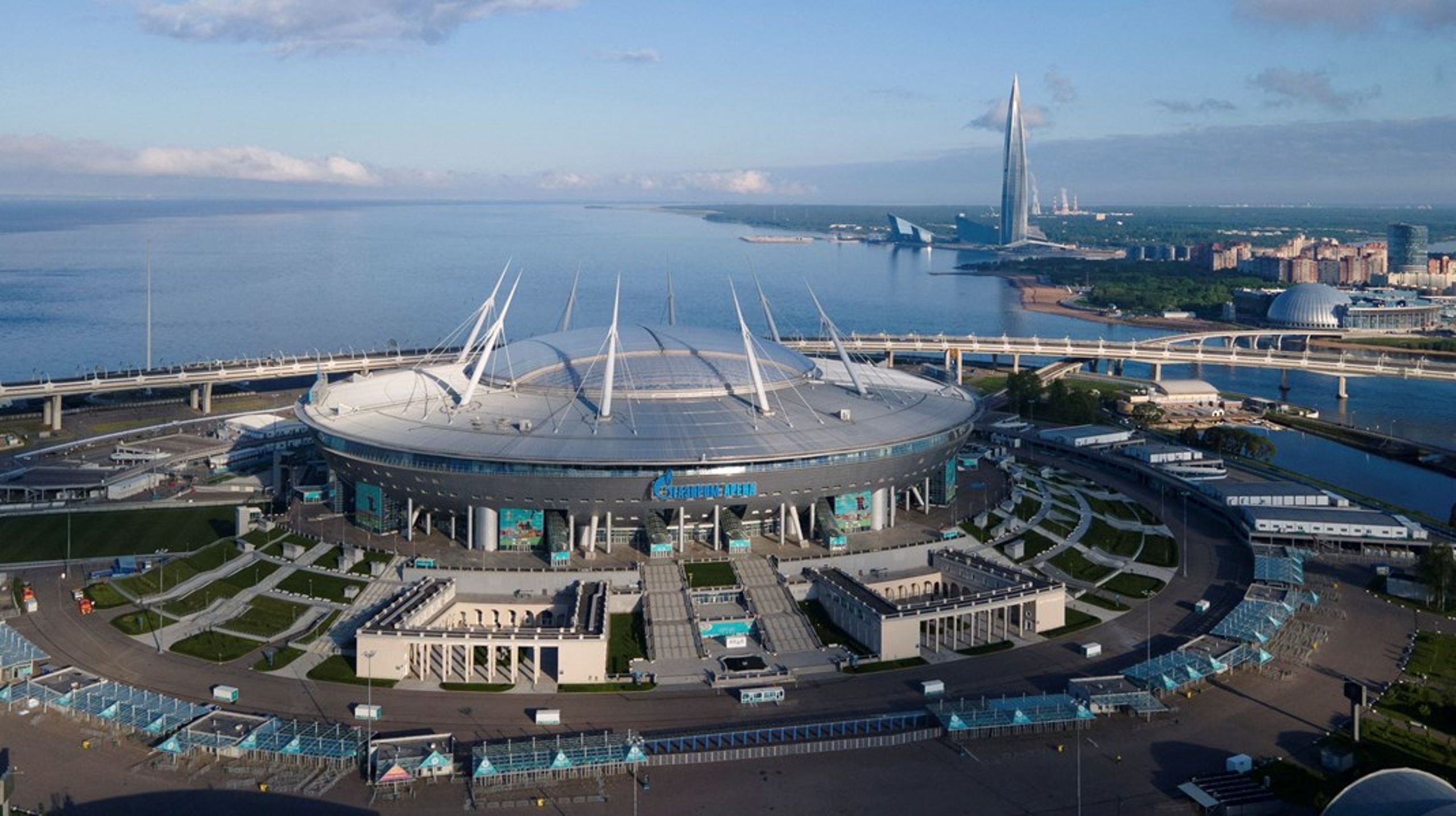 En række aktører vil have rykket Champions League-finalen væk fra Gazprom Arena i Rusland.