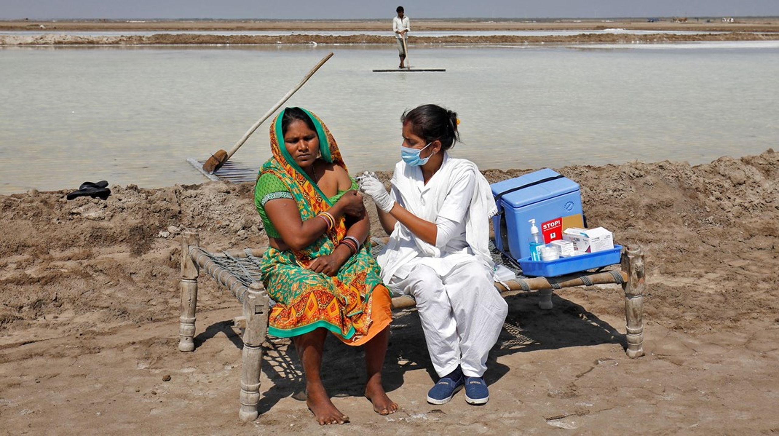 En sundhedsmedarbejder giver en coronavaccine til en medarbejder ved en saltørken i Gujarat, Indien. Arkivfoto.&nbsp;