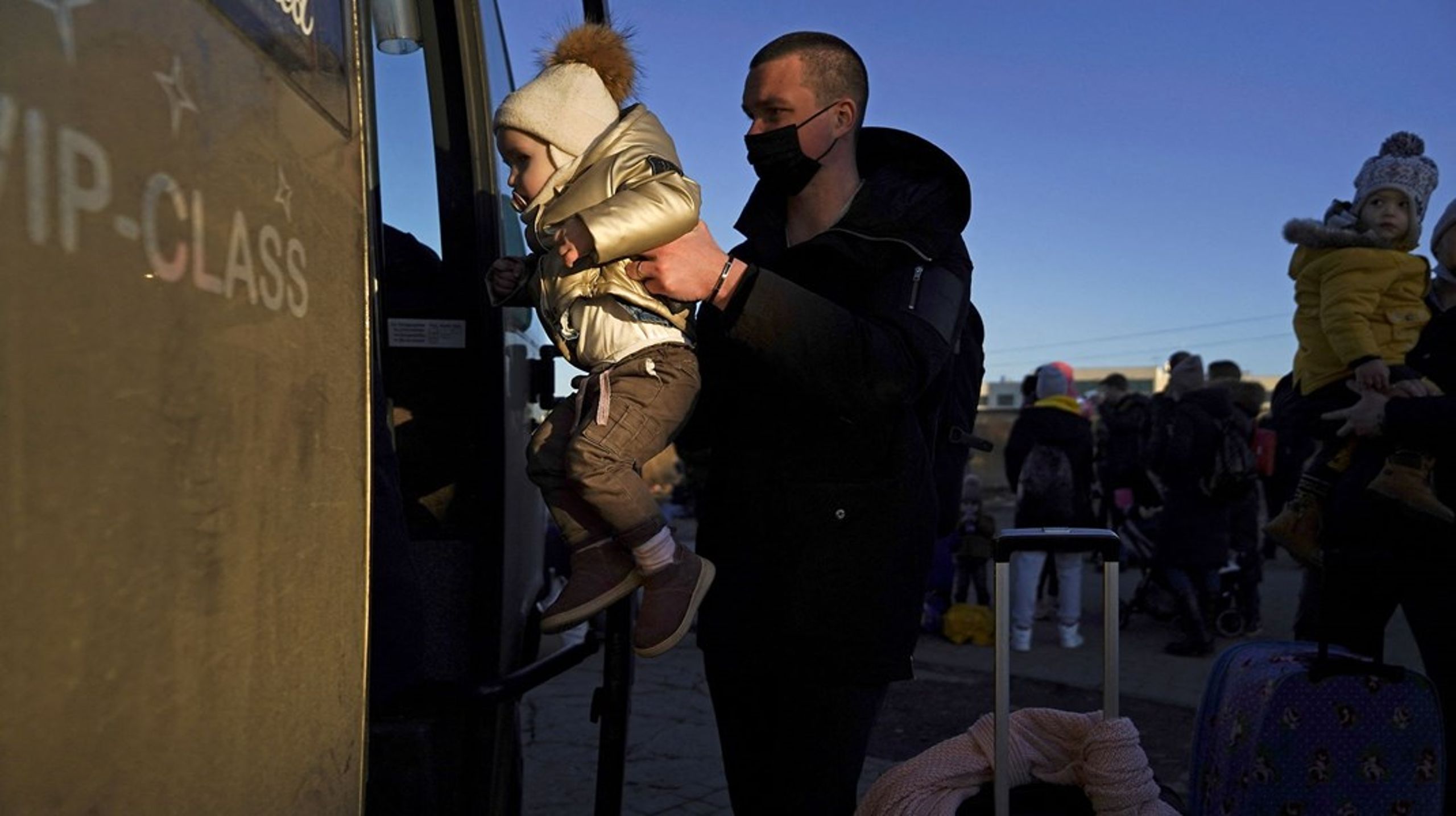En familie på flugt fra krigen i Ukraine hjælpes
væk fra grænsen i Polen torsdag.&nbsp;