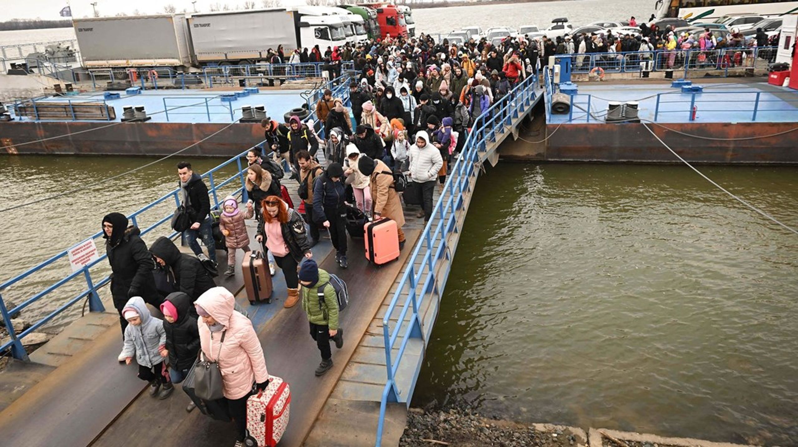 Ruslands invasion af Ukraine har drevet flere 100.000 af civile på flugt. Her ses ukrainske flygtninge stige på en båd til Romænien.