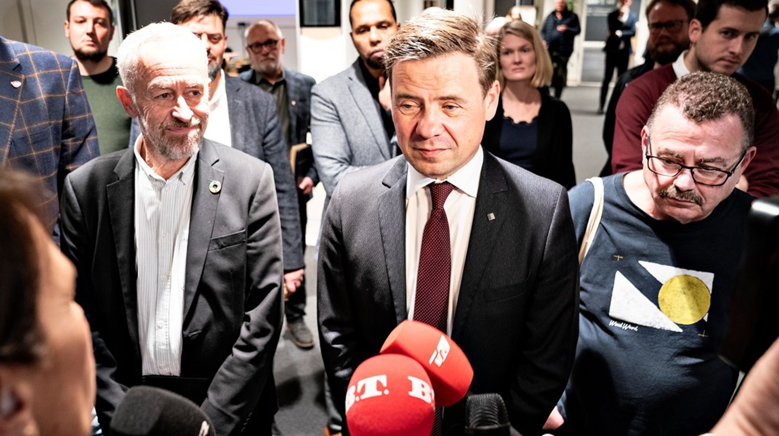 Aalborgs borgmester Thomas Kastrup-Larsen (i midten) præsenterer 16. november 2021&nbsp;et flertal i byrådet, som støtter ham som borgmester.