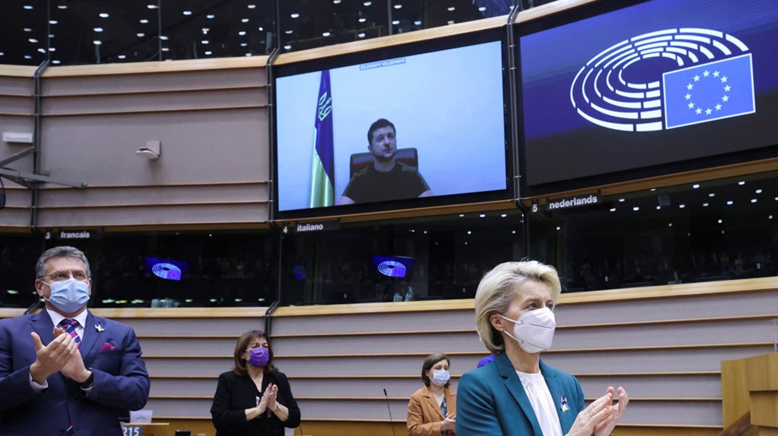 Alle i Europa-Parlamentet rejste sig og klappede, da Ukraines præsident havde holdt sin tale. Flere parlamentsmedlemmer var iklædt blå-gult tøj, der støttede Ukraine.