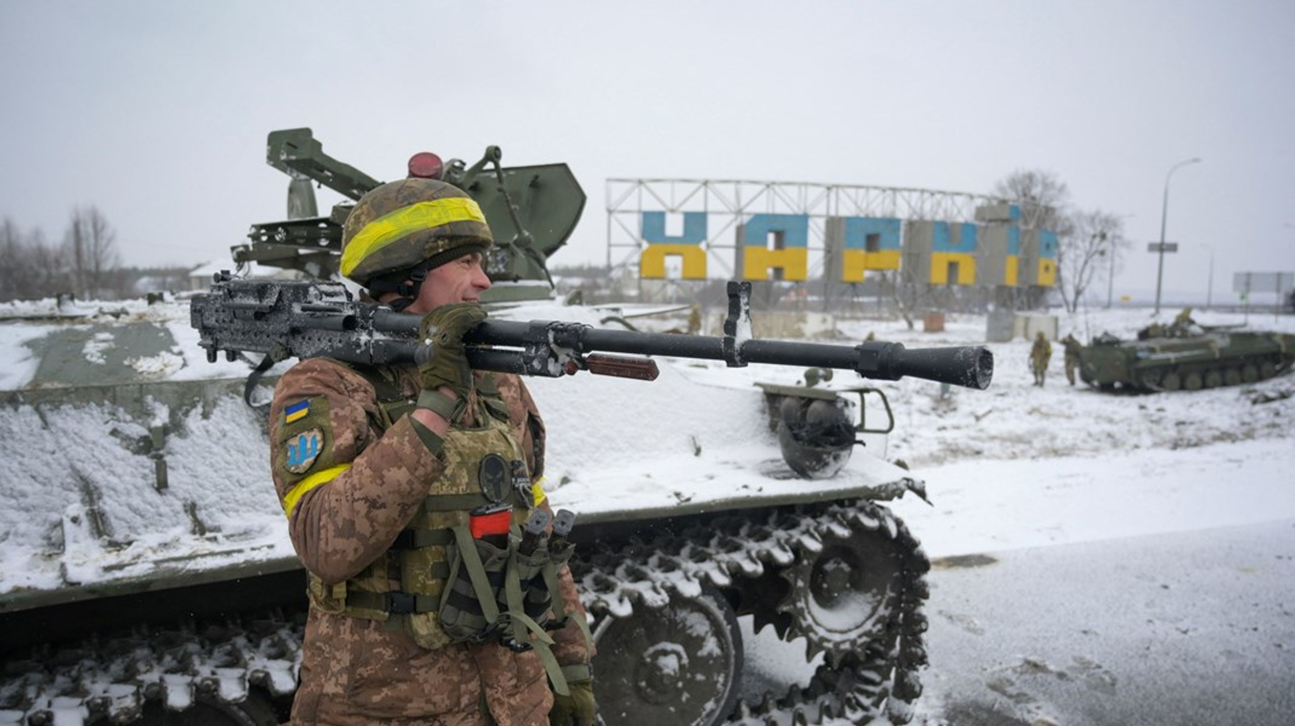 En ukrainsk soldat i Kharkiv, Ukraine, den 25. februar 2022.