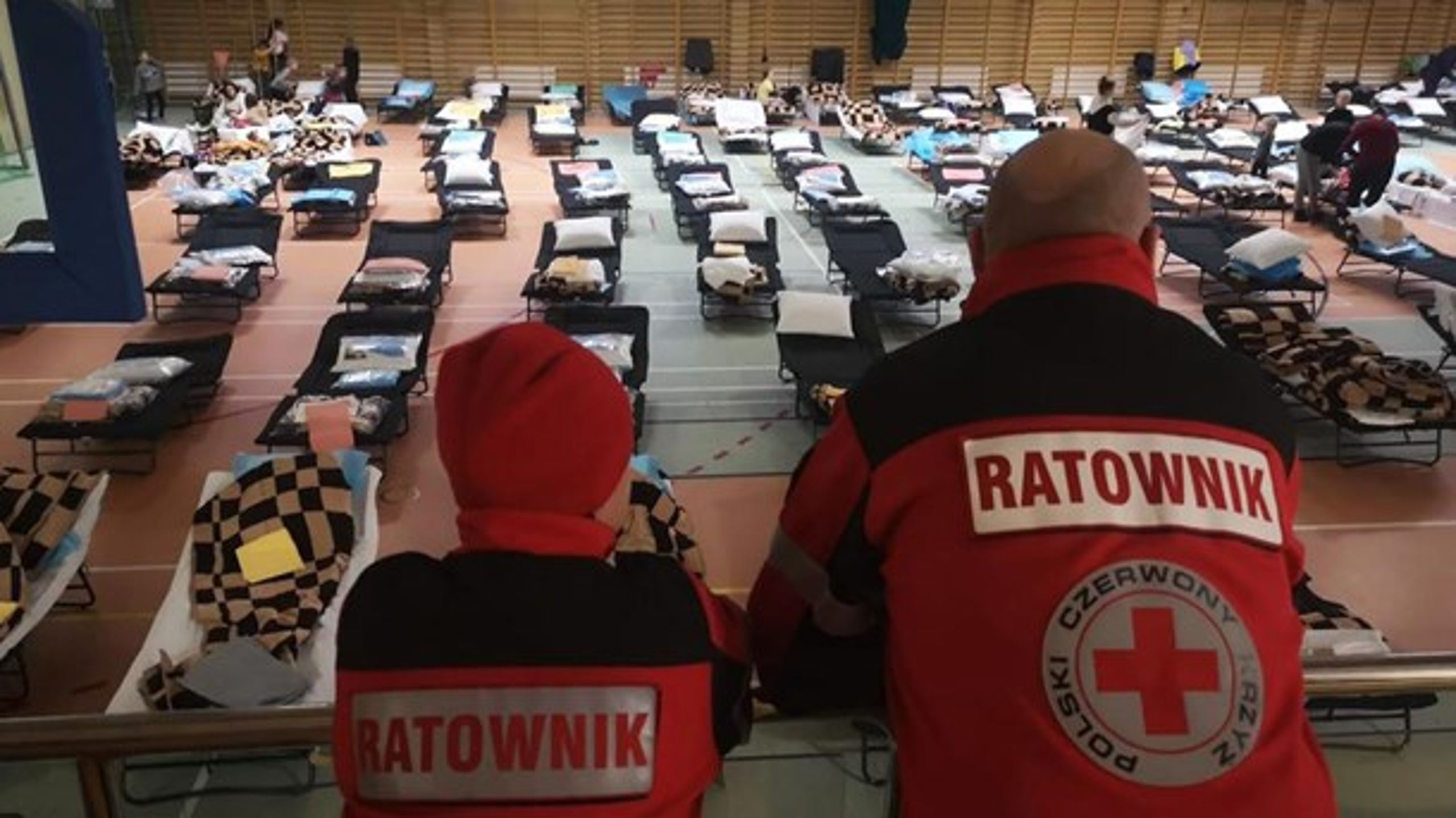 I interimistisk indrettede sovesale som denne yder dansk Røde Kors assistance til flygtende. Her dog fra Polen, som har modtaget en stor del af&nbsp;de 660.000 ukrainere, som ifølge UNHCR's opgørelser er flygtet i løbet af den første uge under den russiske invasion af Ukraine.&nbsp;&nbsp;