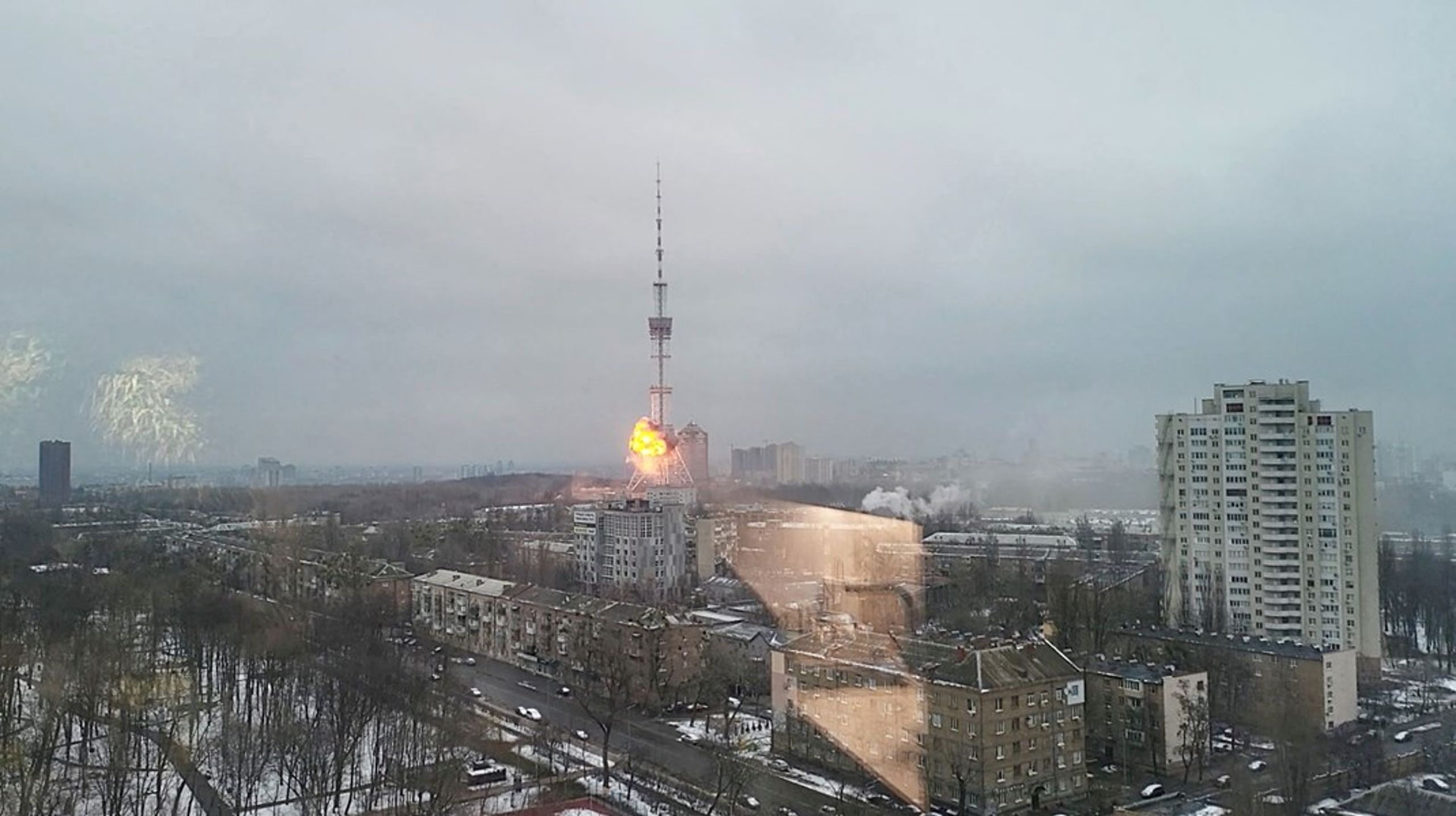 Et ukrainsk tv-tårn eksploderer efter et russisk angreb. Kyiv, Ukraine, 1. marts, 2022.